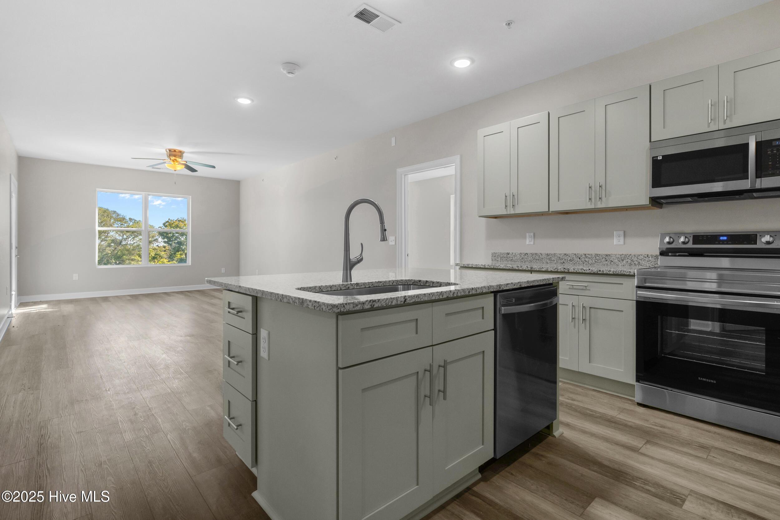 100539009 | Photo 16