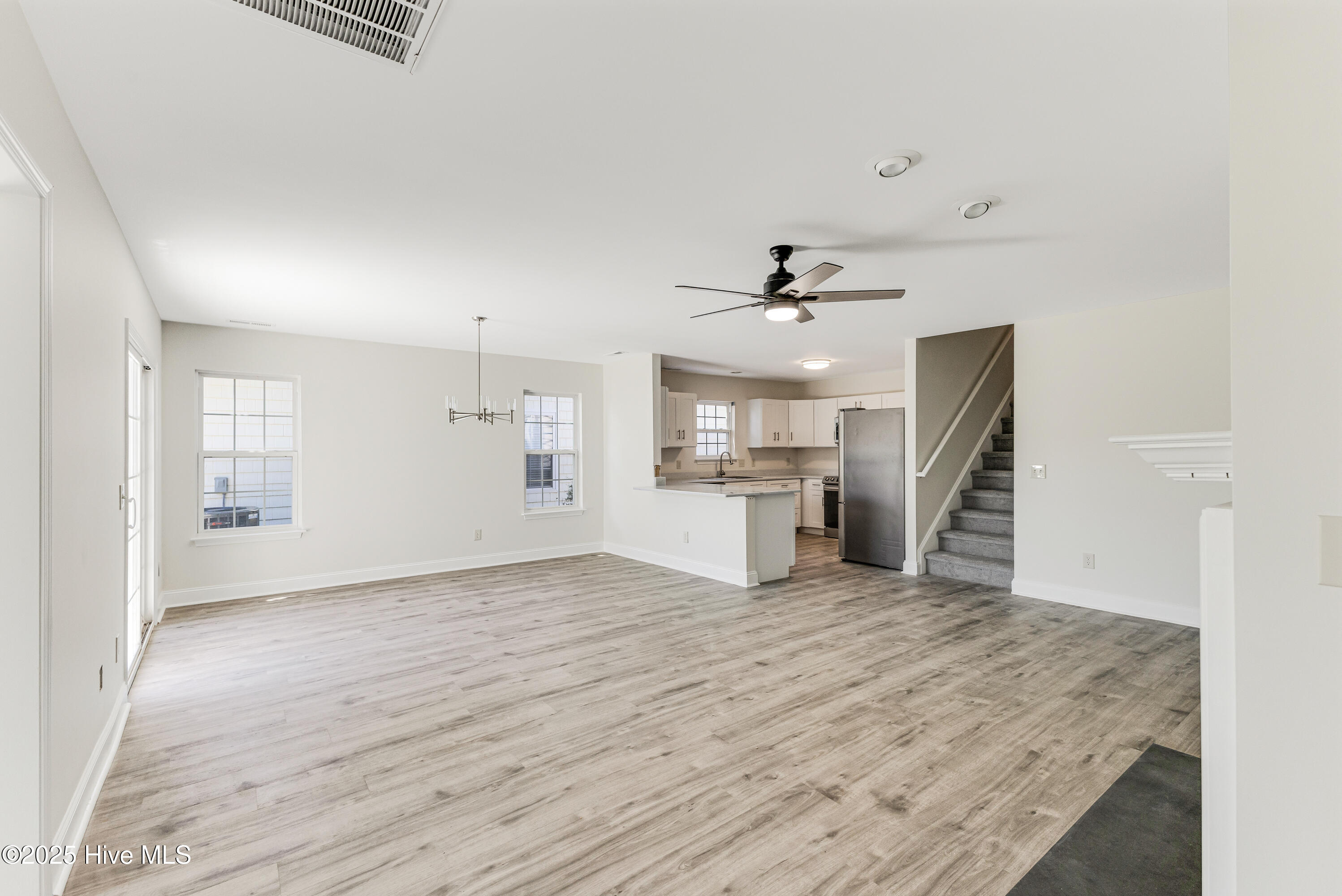 100563033 | Photo 14