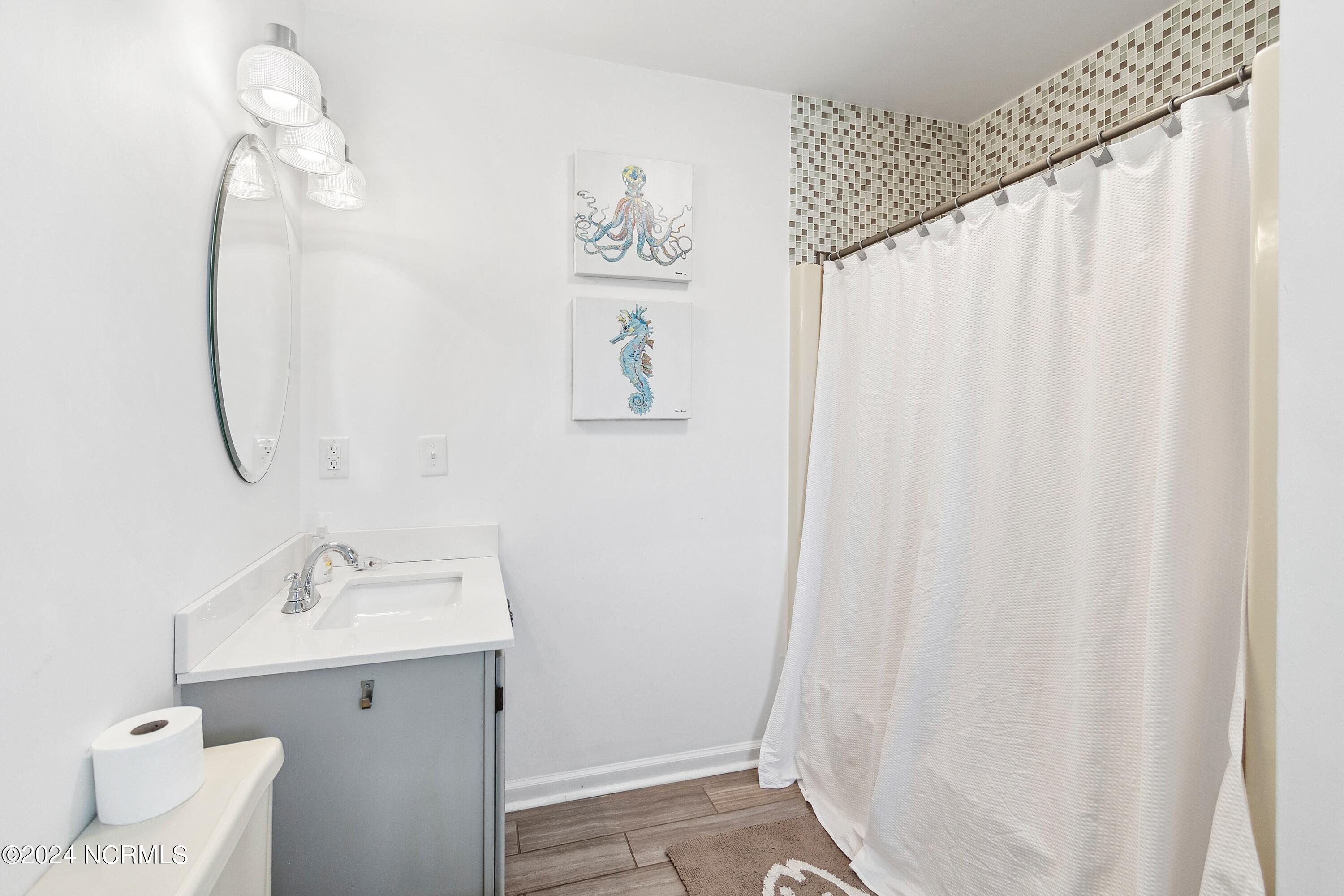 100558410 | Photo 57