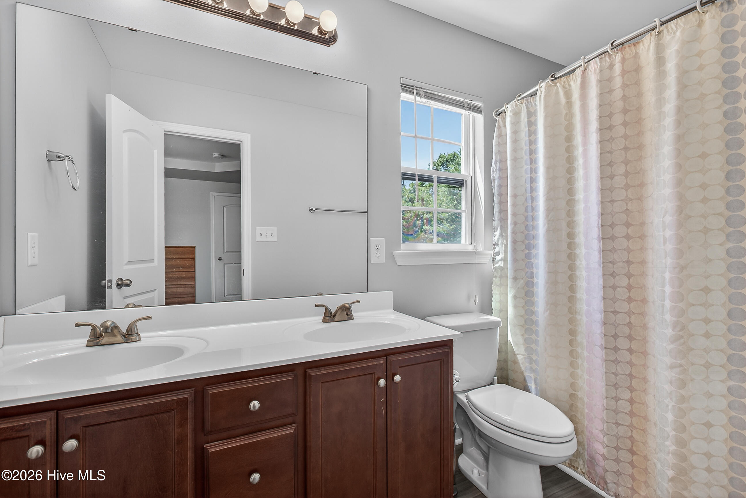 100569204 | Photo 18