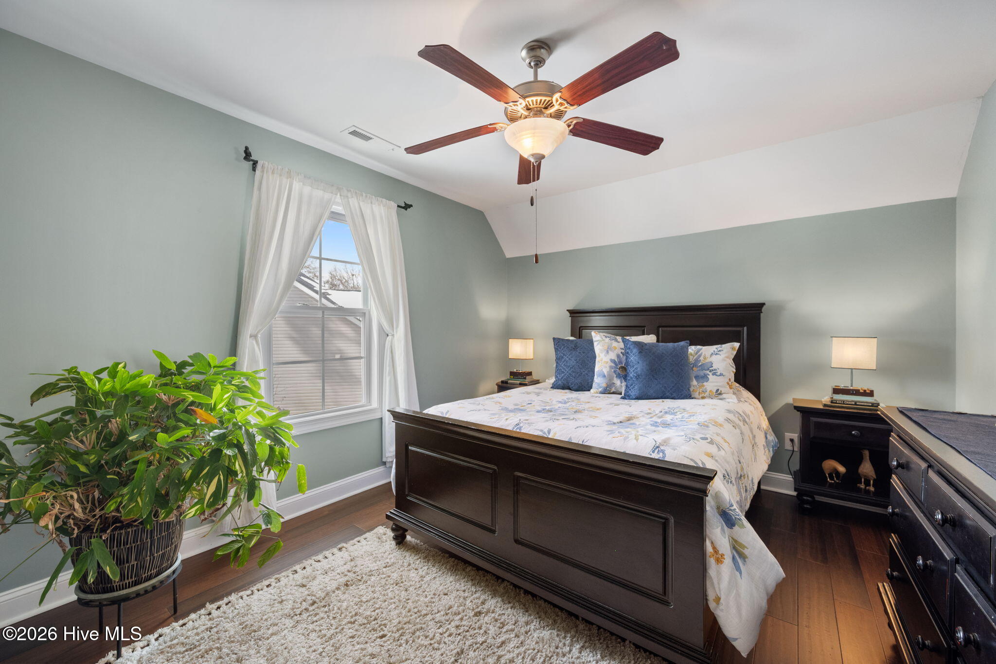 100553408 | Photo 28