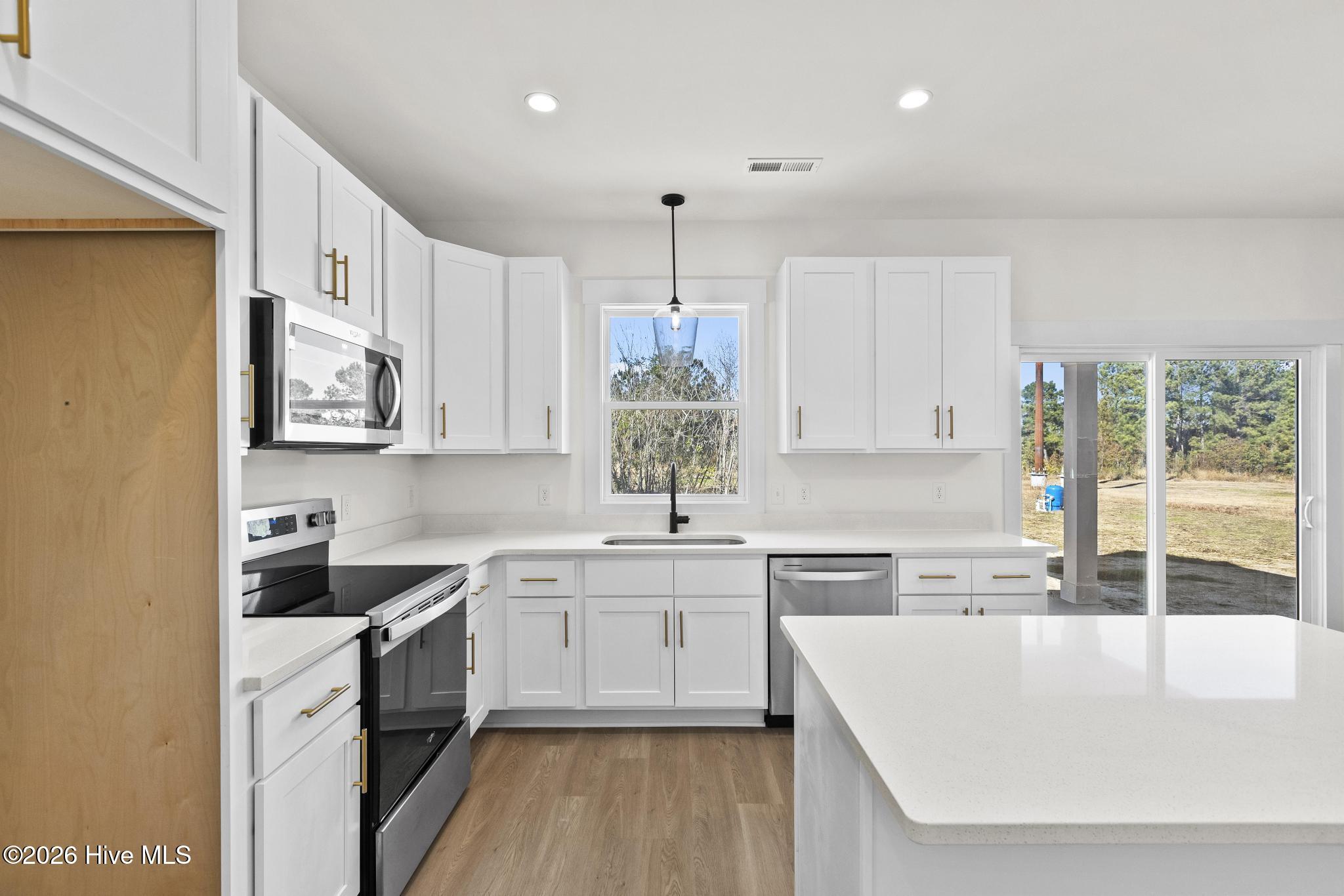 100567238 | Photo 11