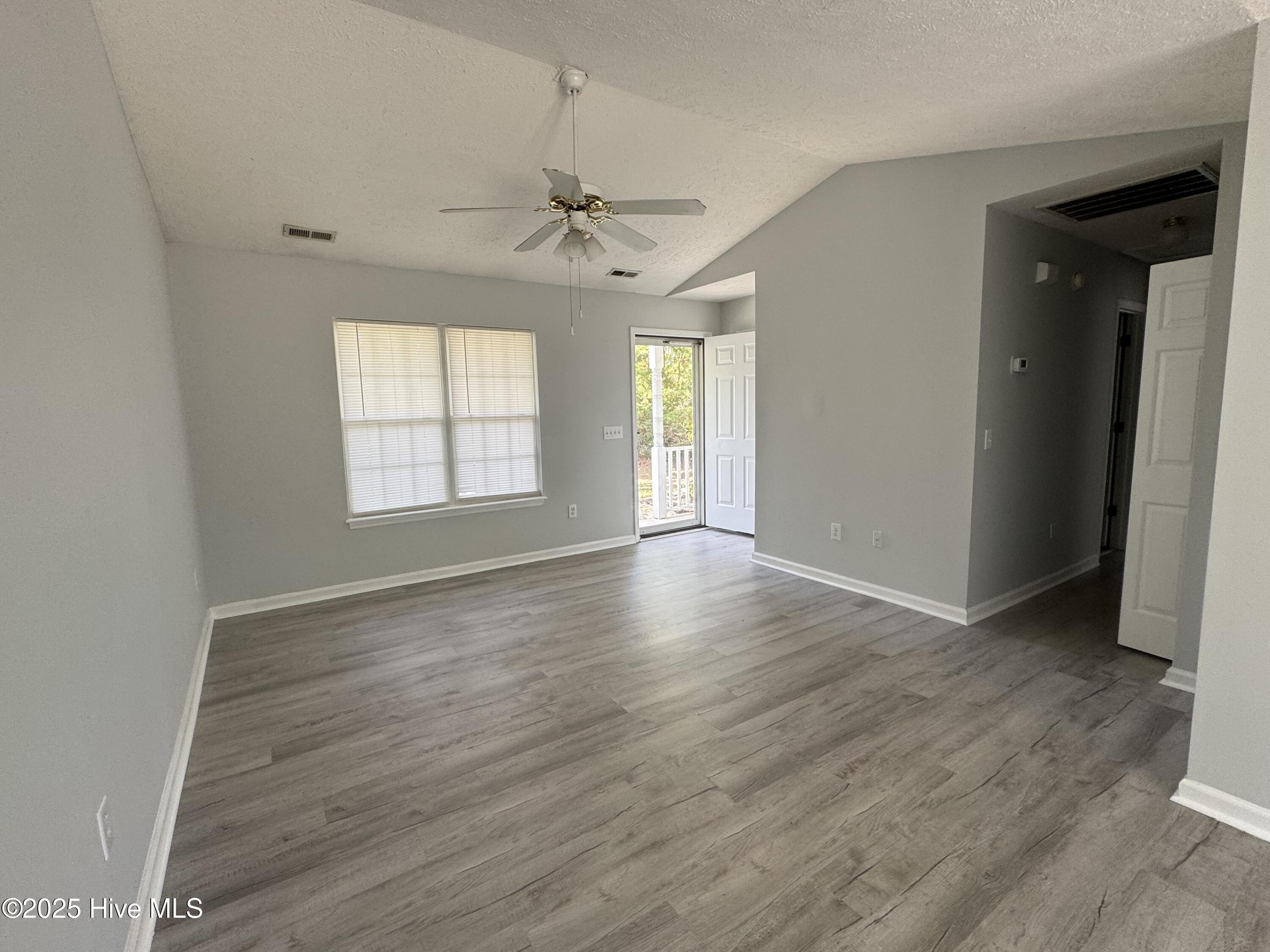 100534845 | Photo 19