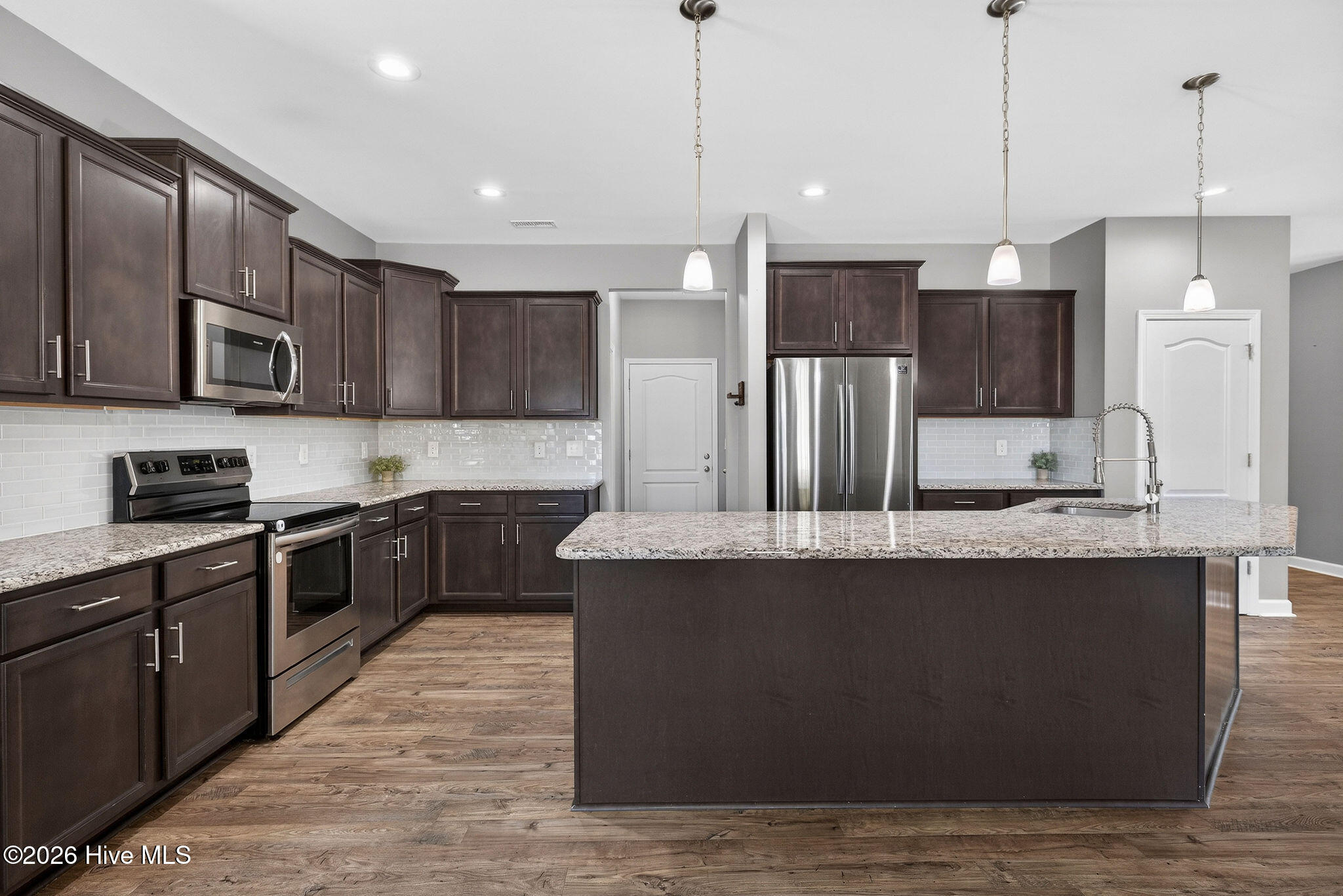 100564802 | Photo 12