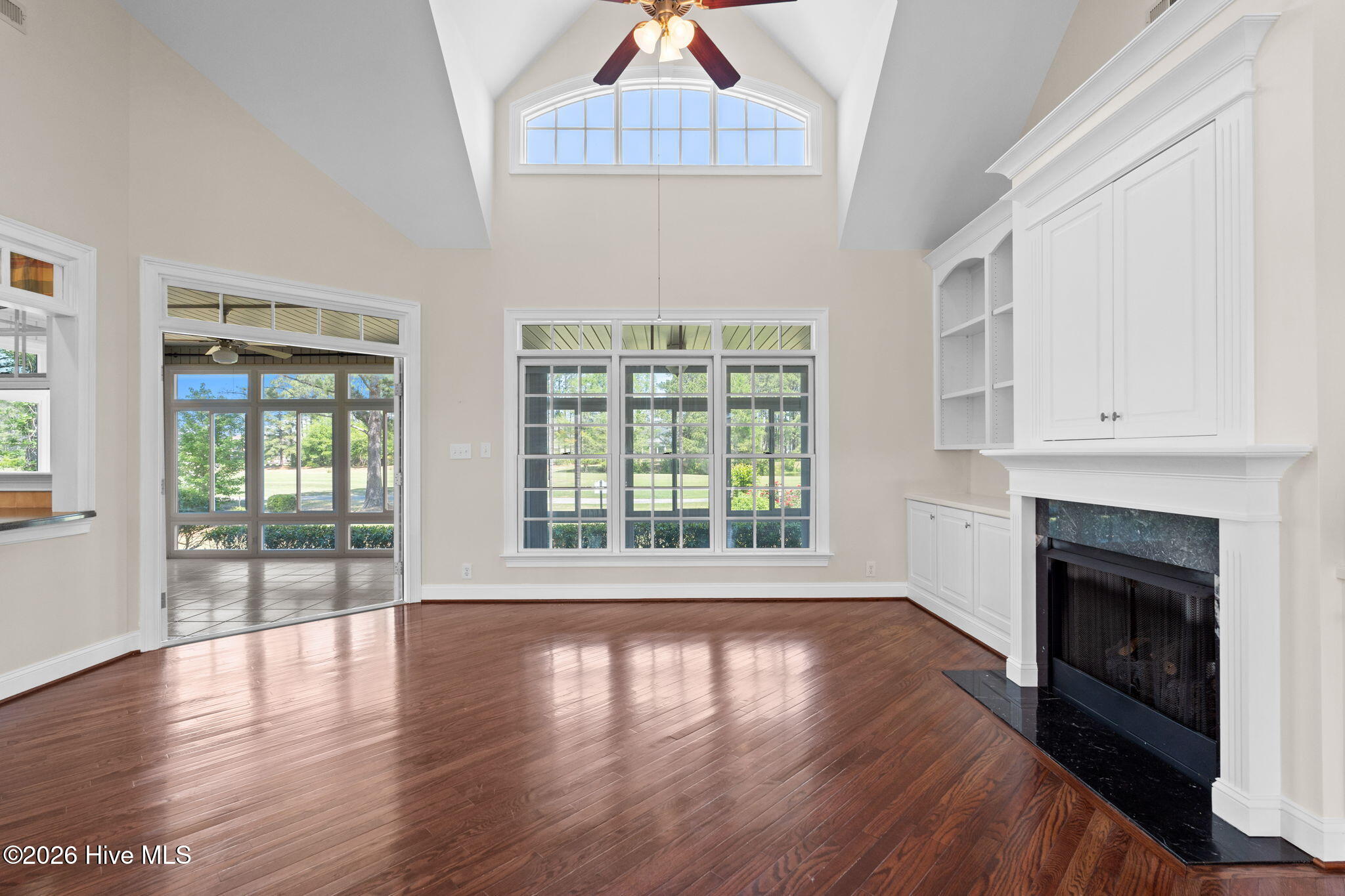 100569598 | Photo 12