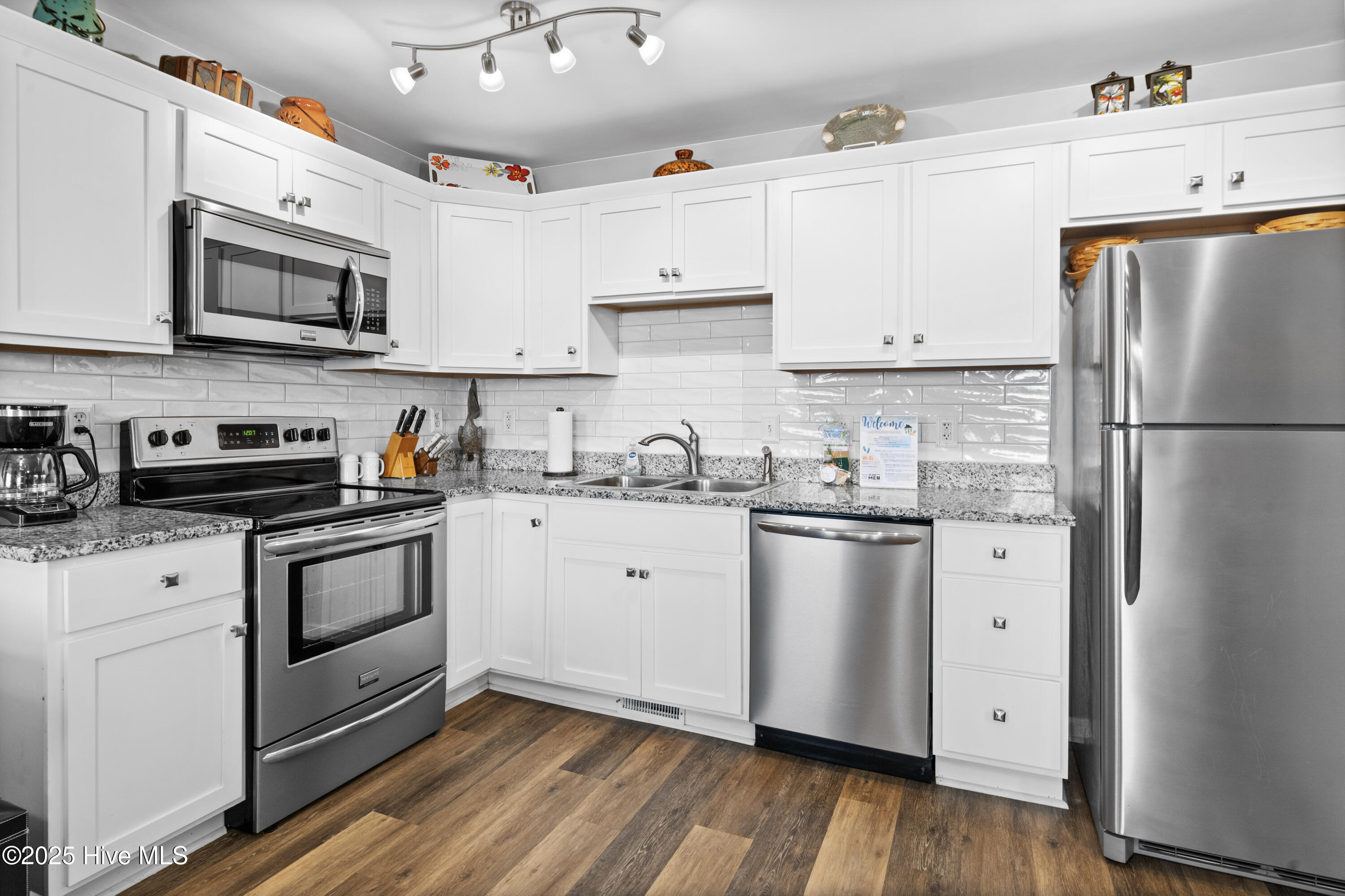 100523244 | Photo 11