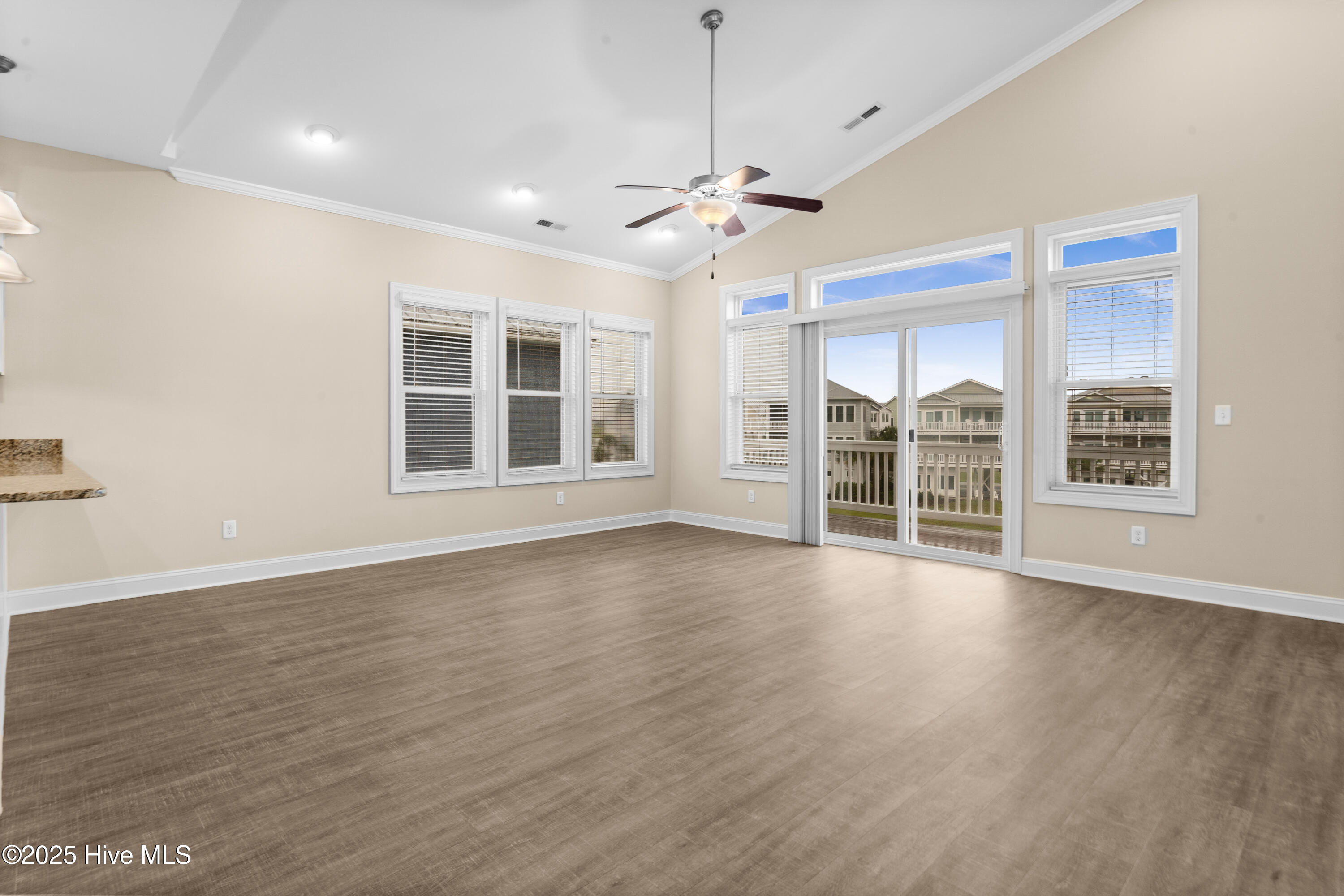 100522807 | Photo 44