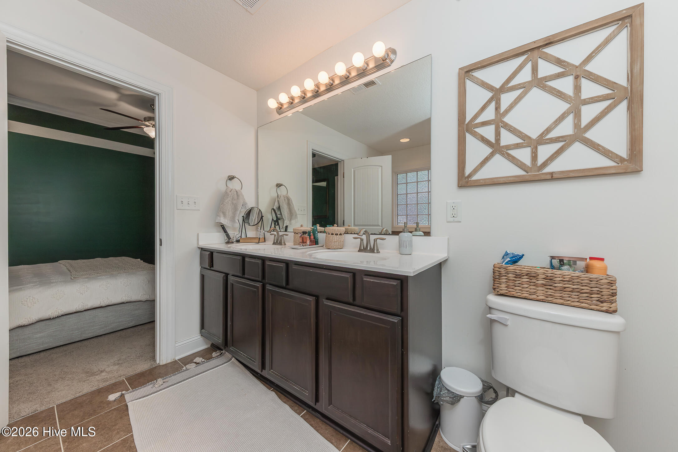 100558086 | Photo 24