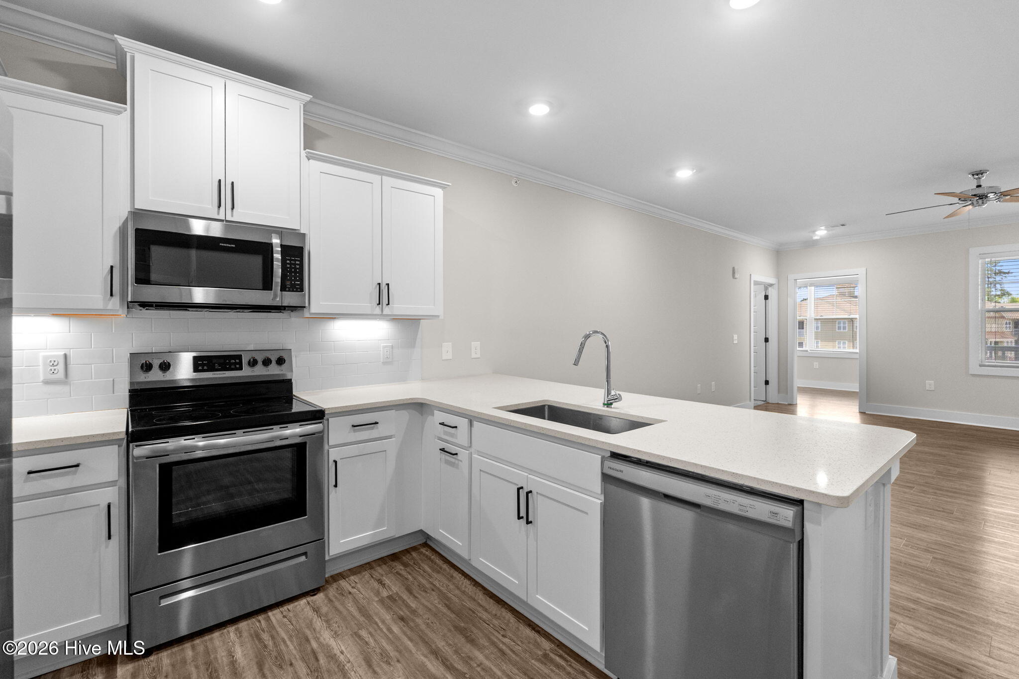 100566084 | Photo 15