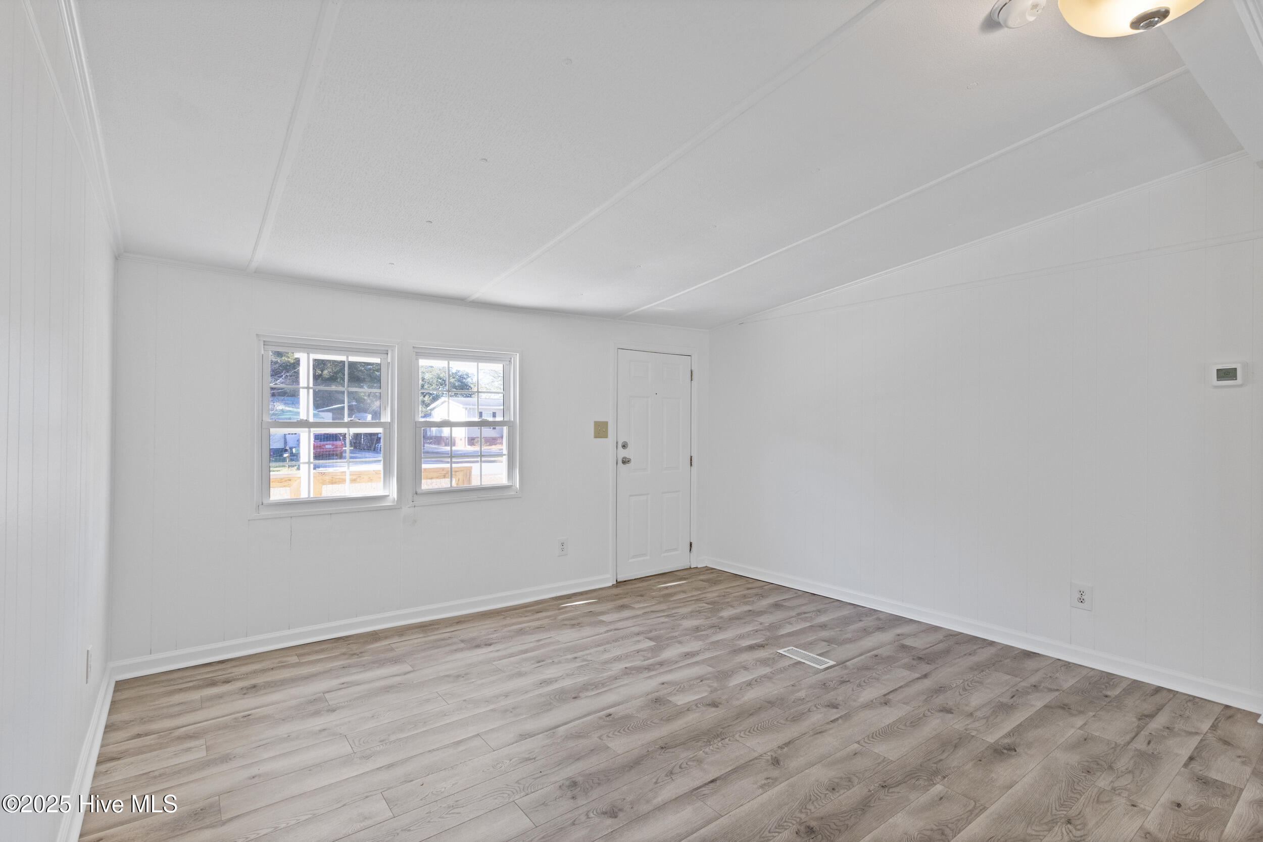 100545397 | Photo 35