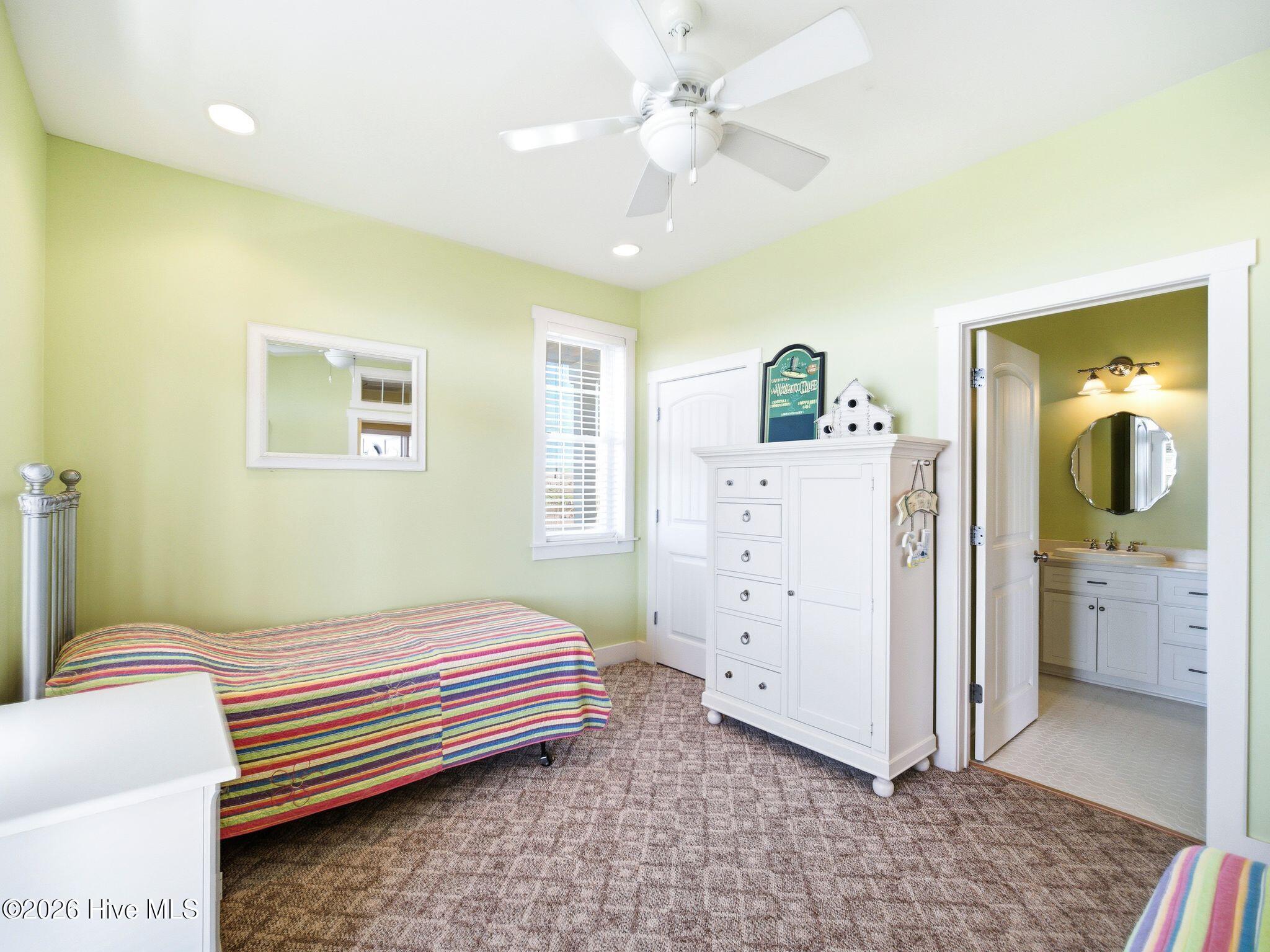 100569349 | Photo 46