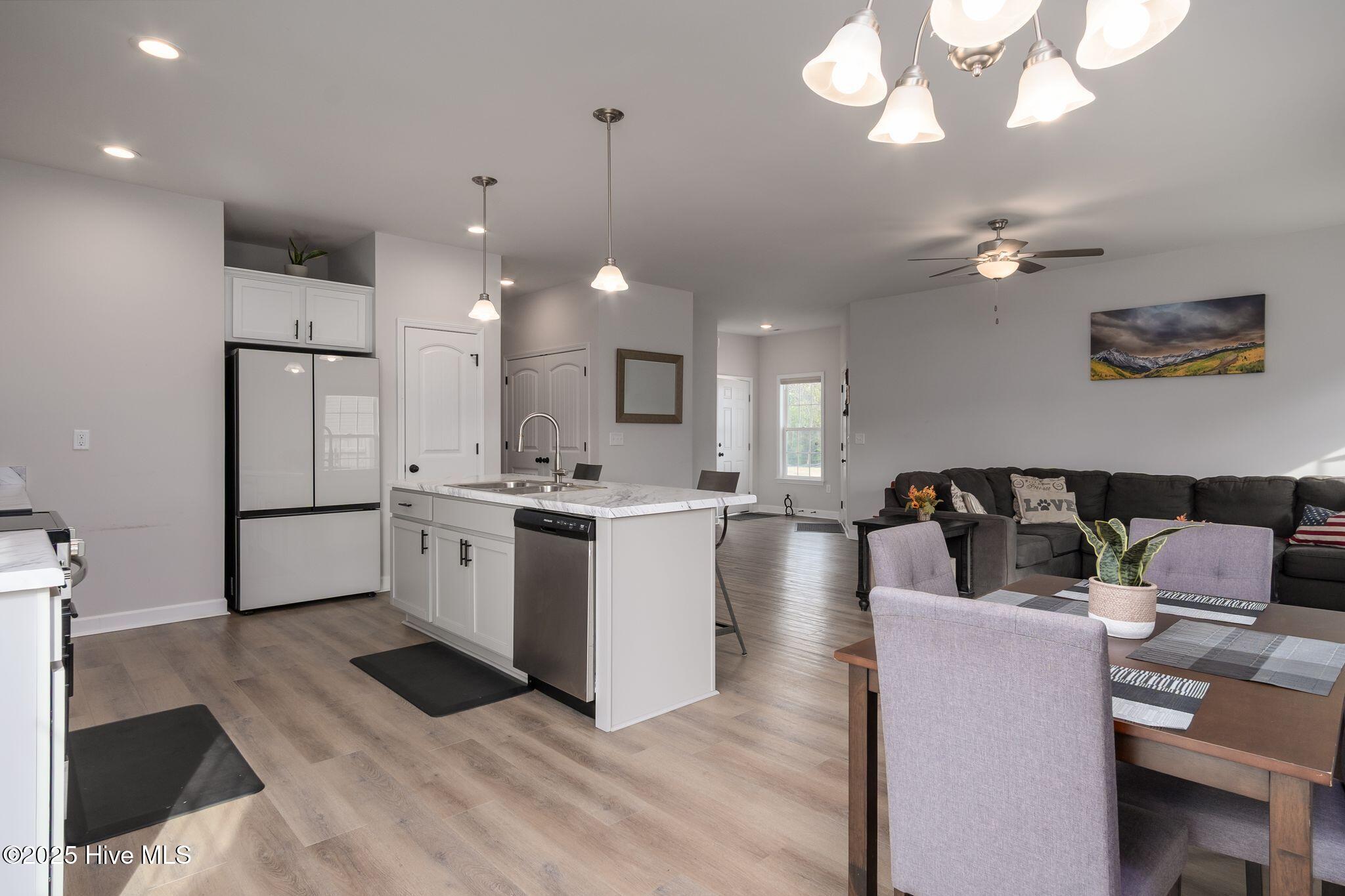 100543610 | Photo 11