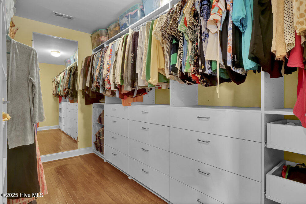 100531667 | Photo 35