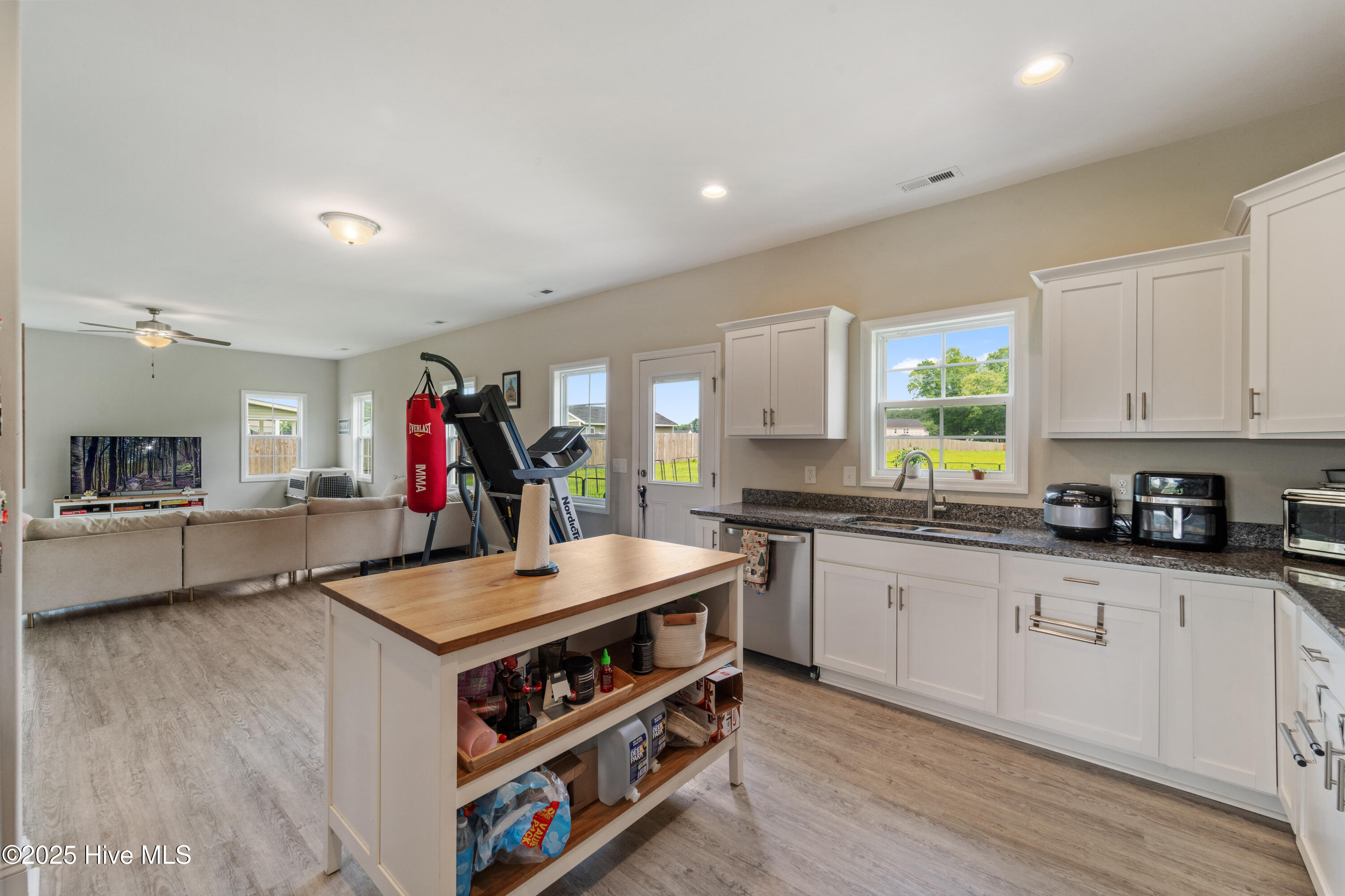 100533820 | Photo 44