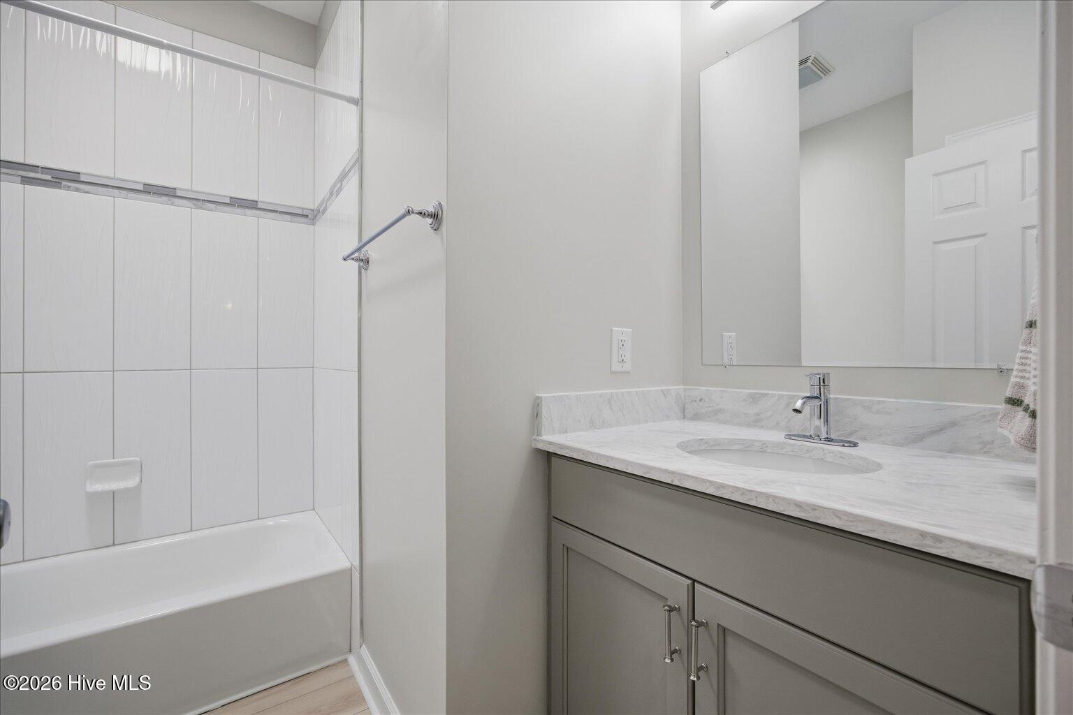 100568811 | Photo 32