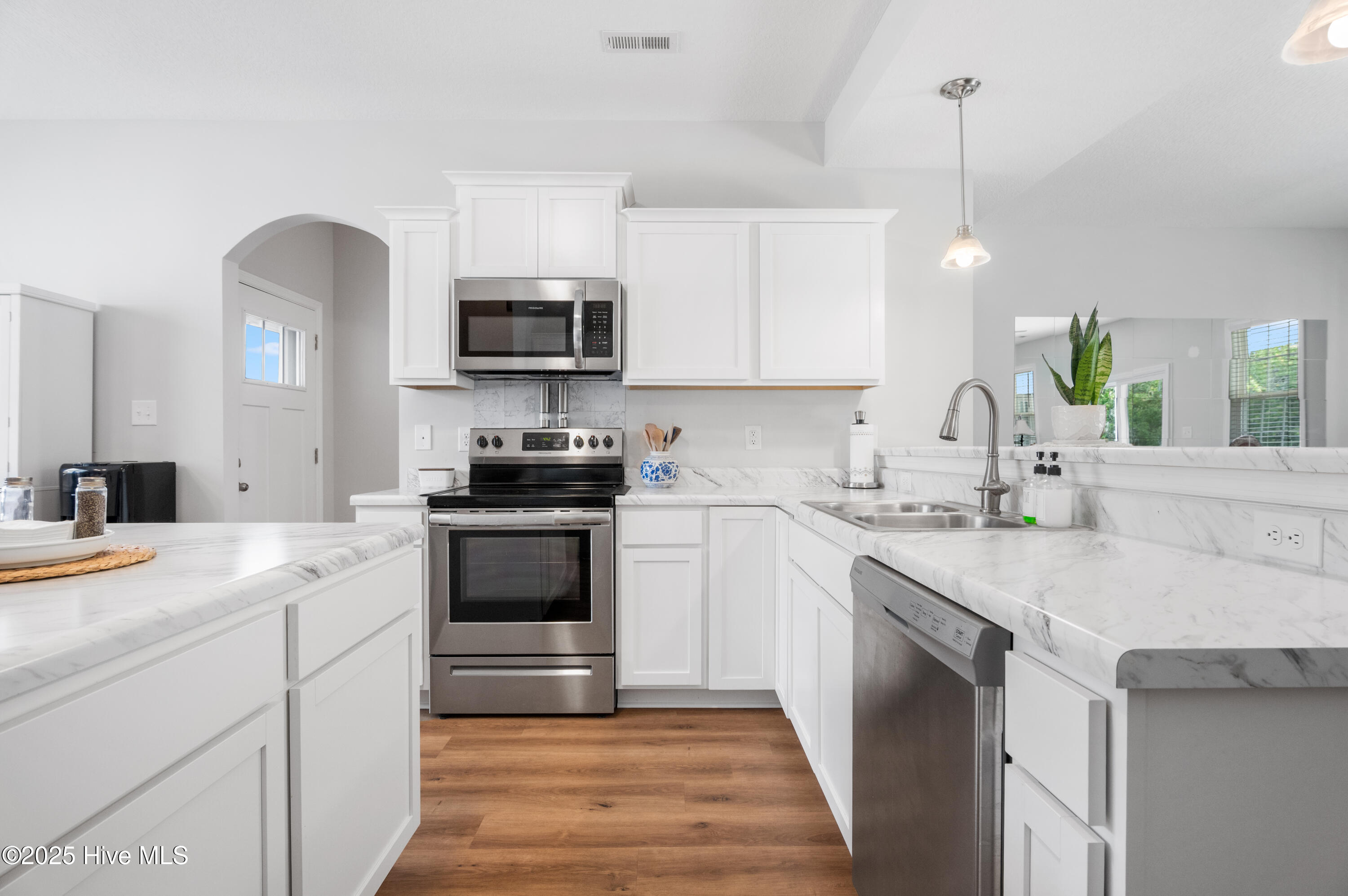 100527902 | Photo 12