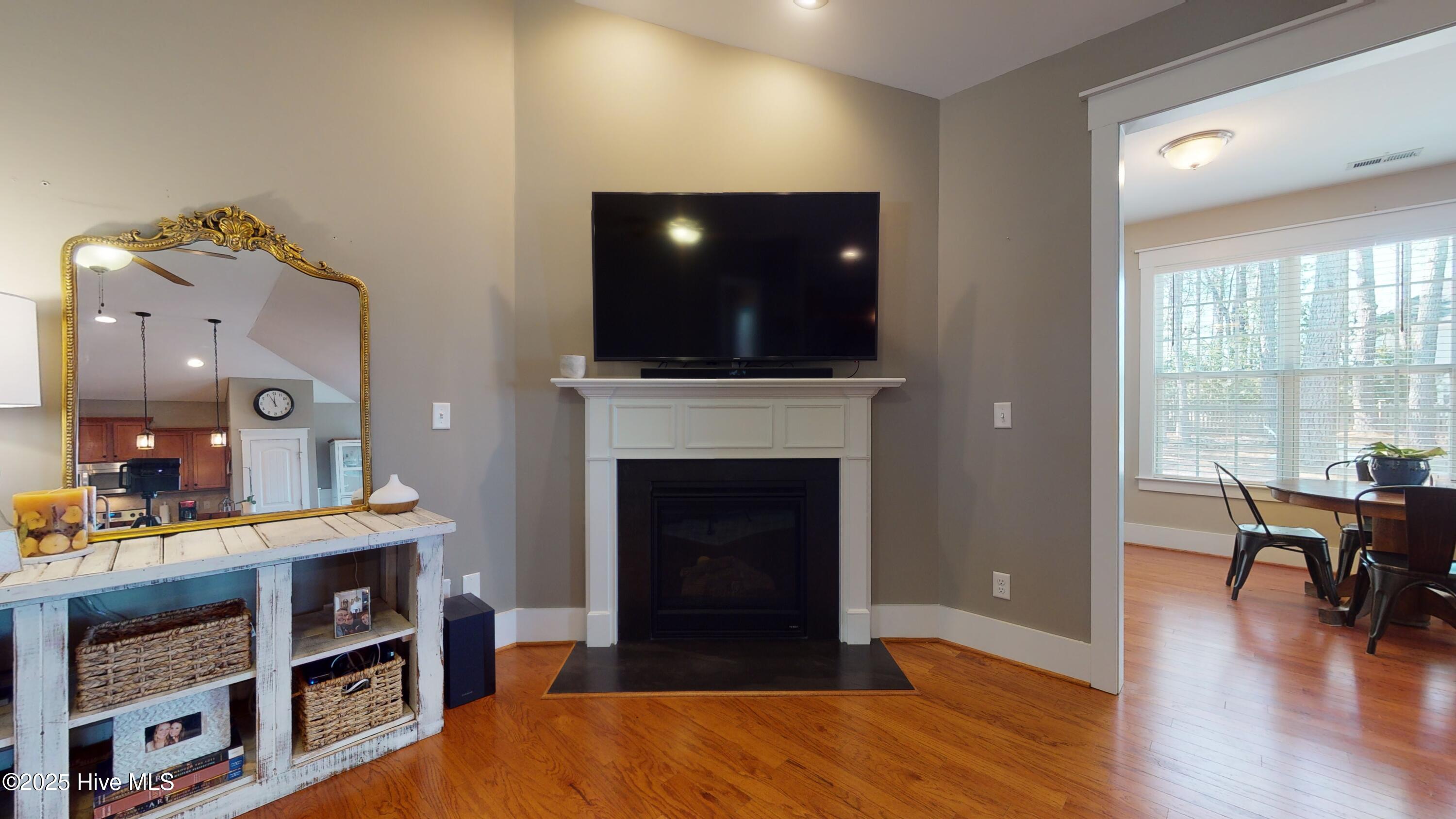 100570166 | Photo 30