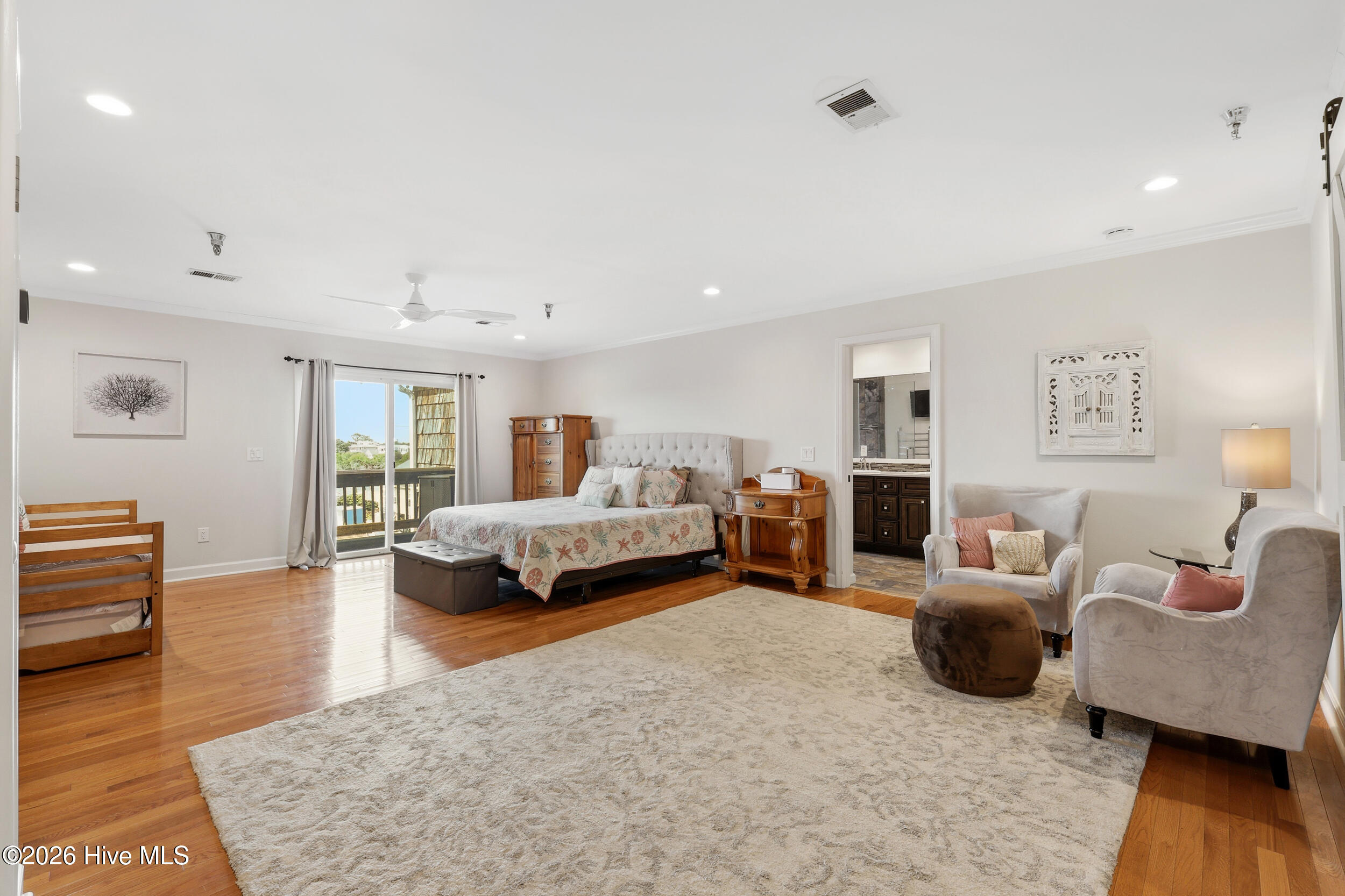 100569323 | Photo 16