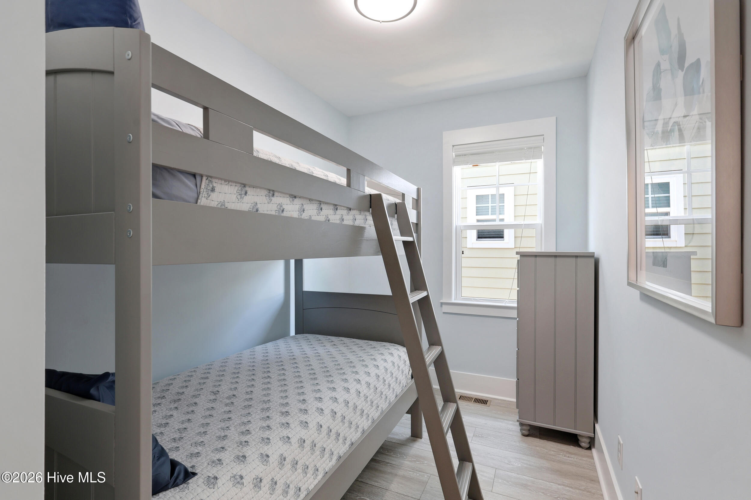 100563355 | Photo 33