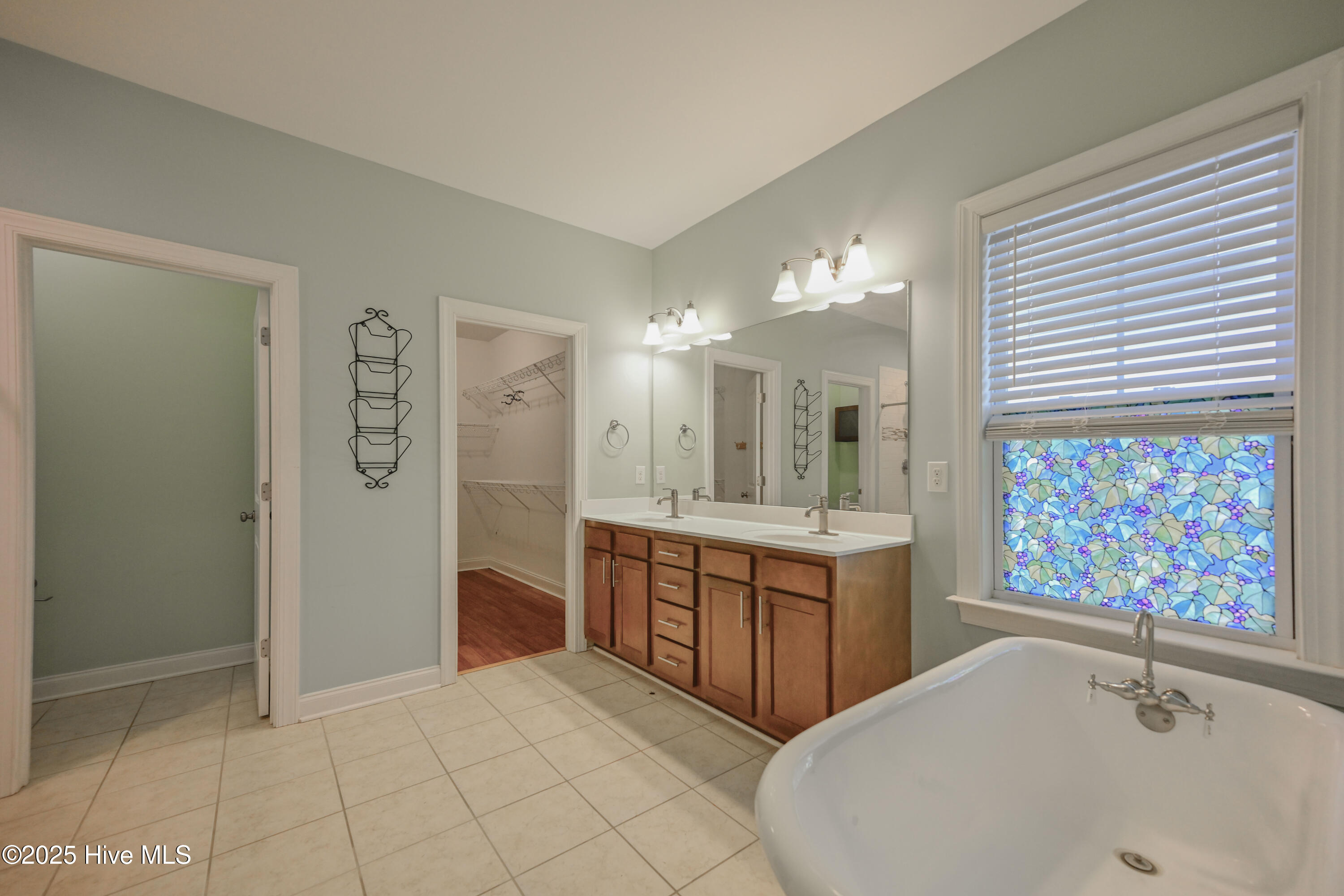 100523770 | Photo 19