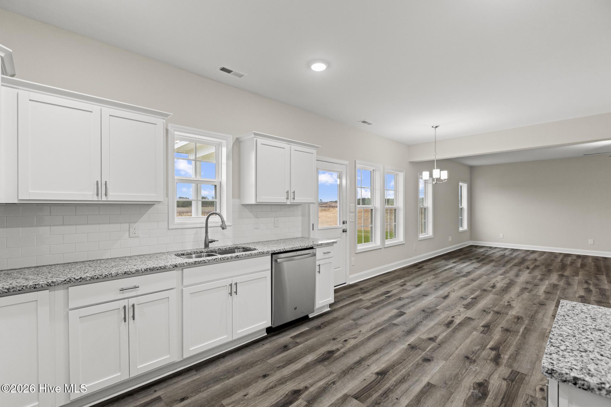 100516178 | Photo 16