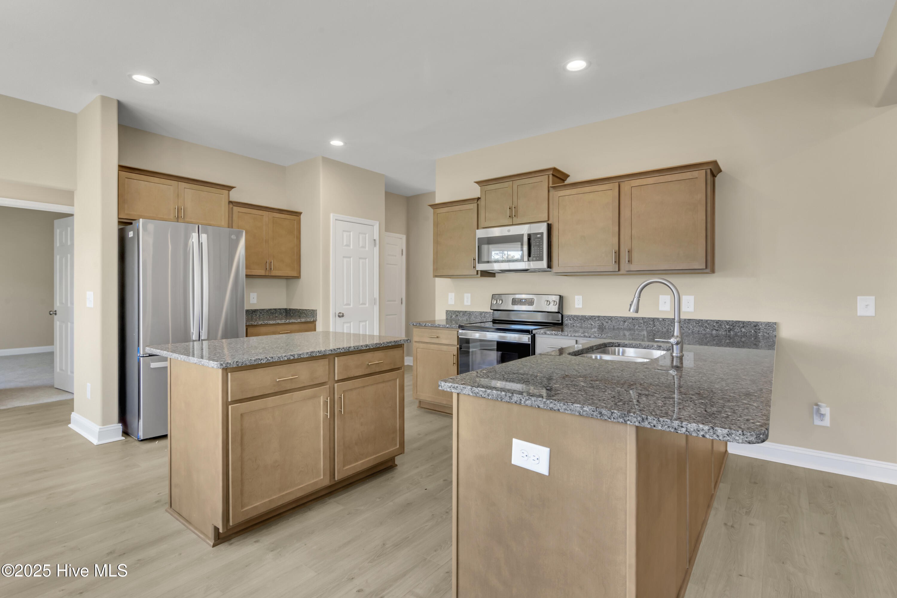 100566089 | Photo 14