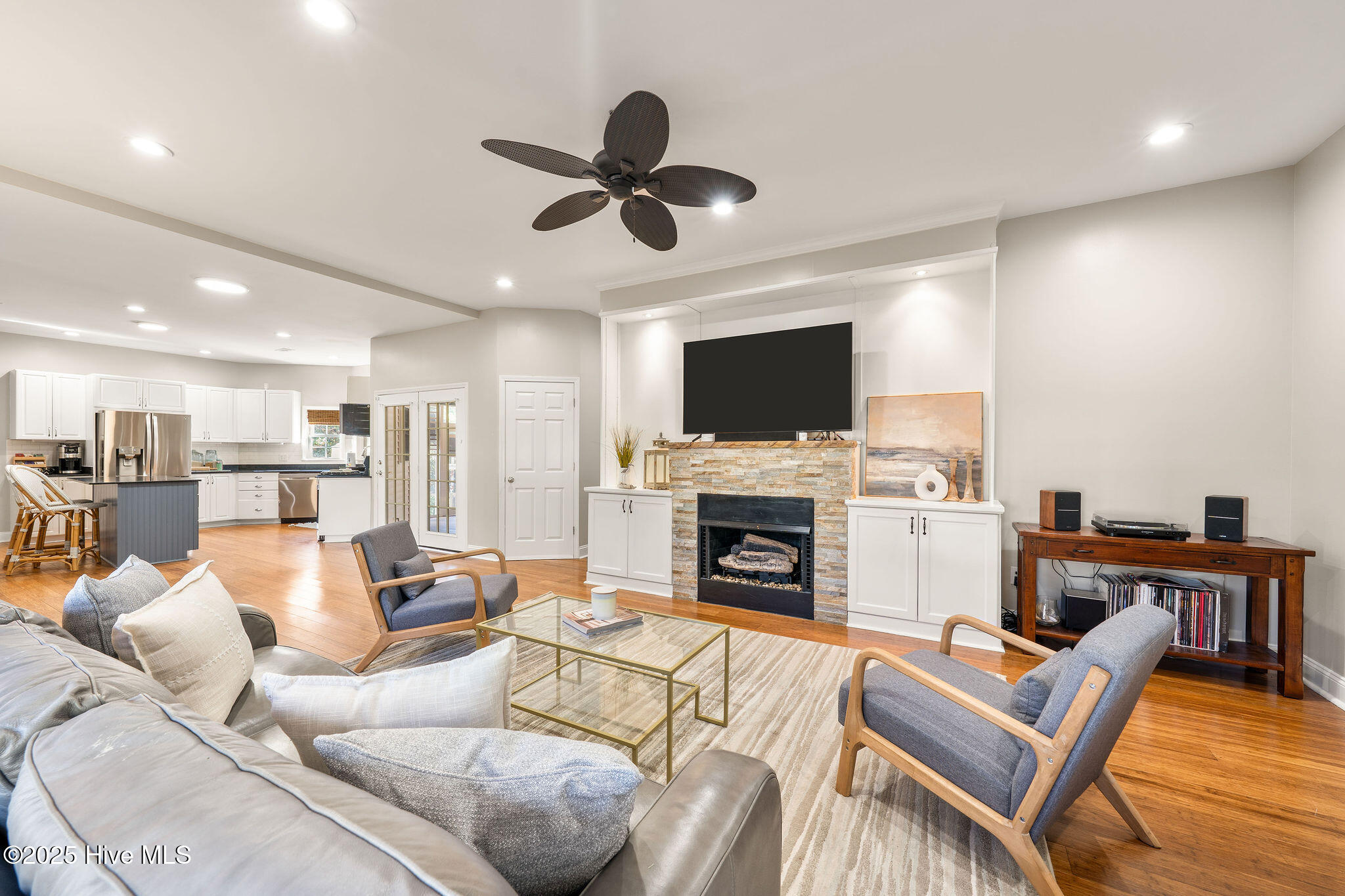 100539157 | Photo 47