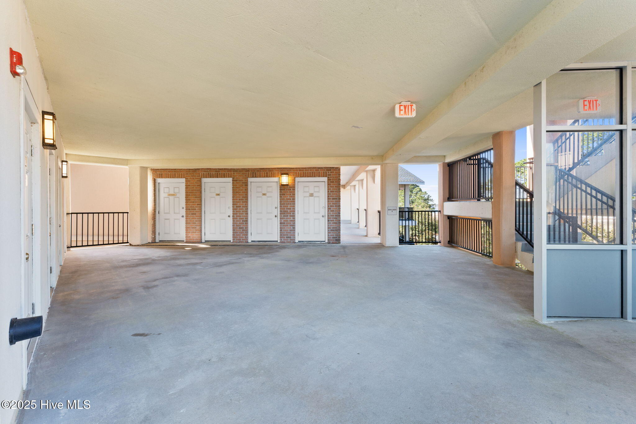 100492532 | Photo 33