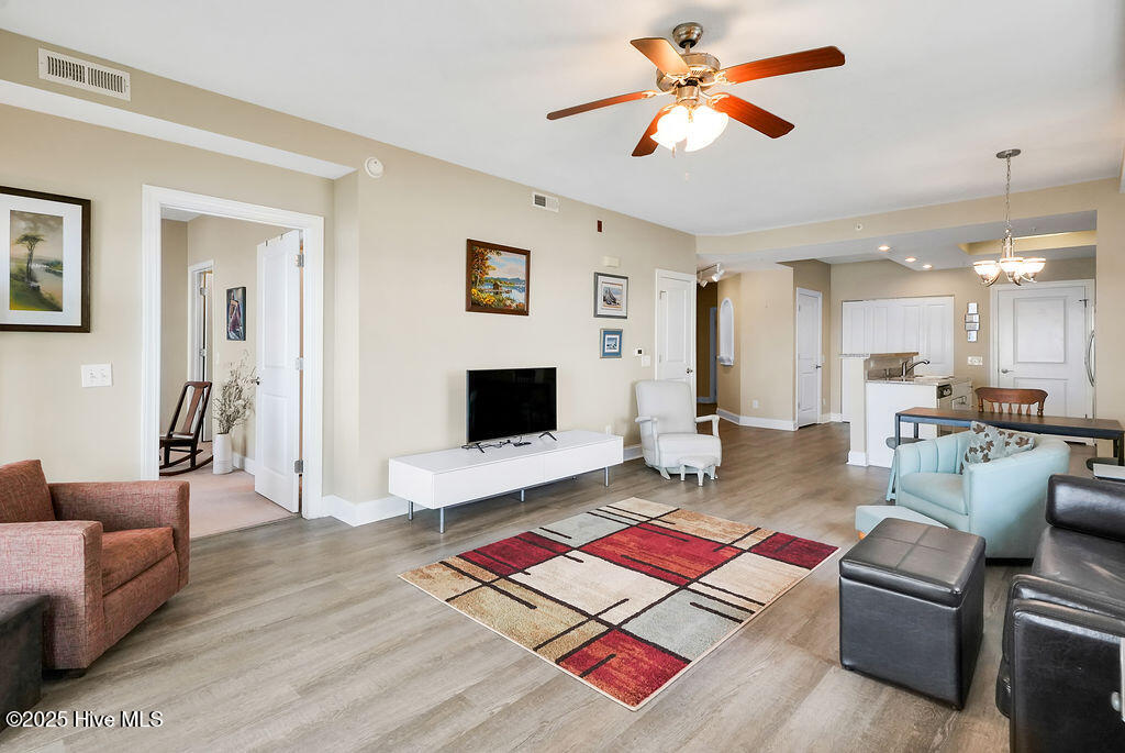 100531900 | Photo 19