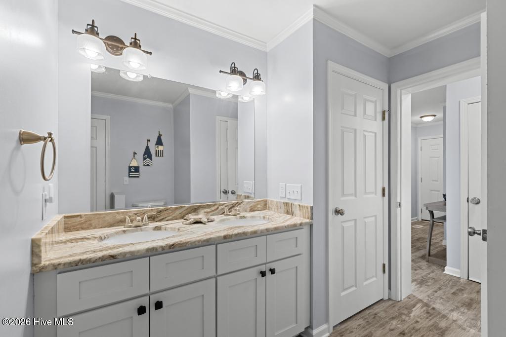 100559201 | Photo 35