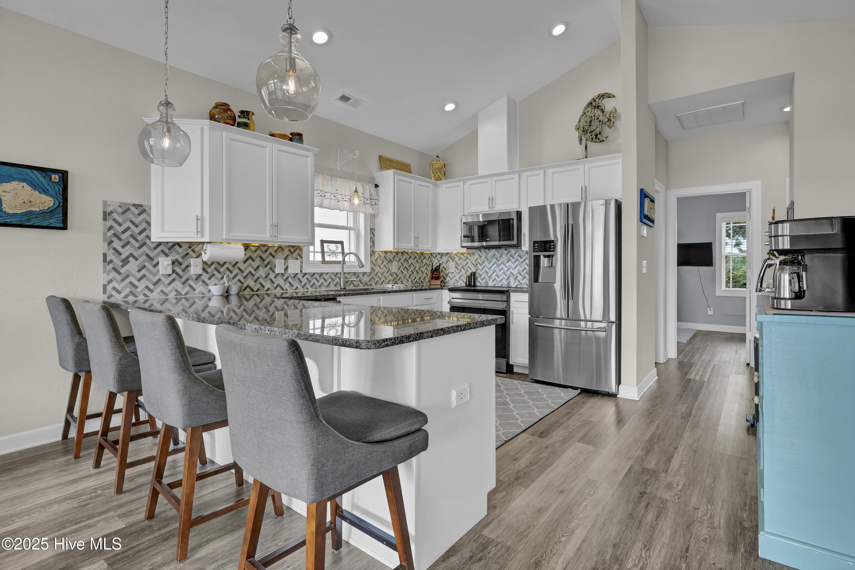 100532685 | Photo 26