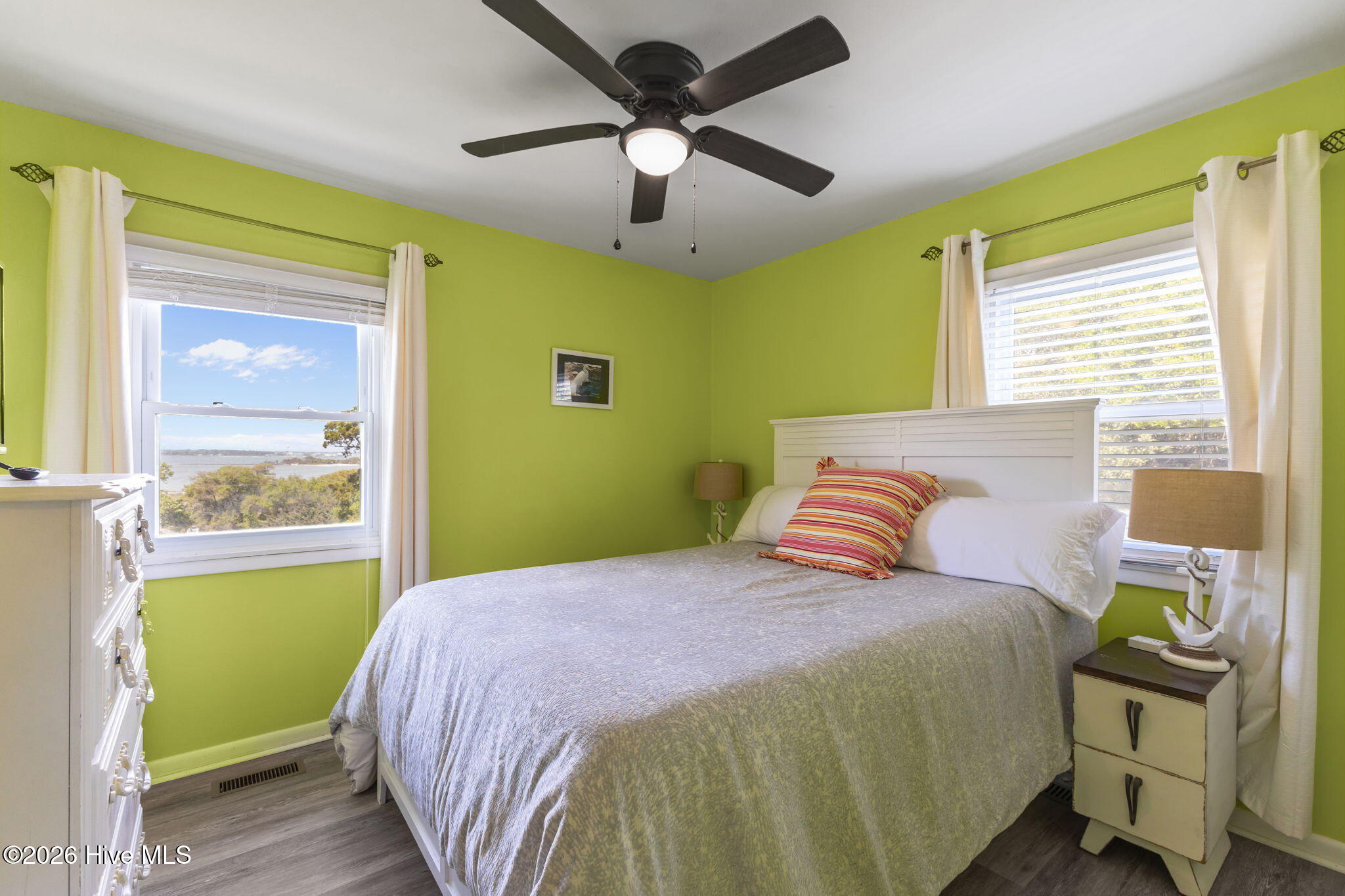 100568142 | Photo 28