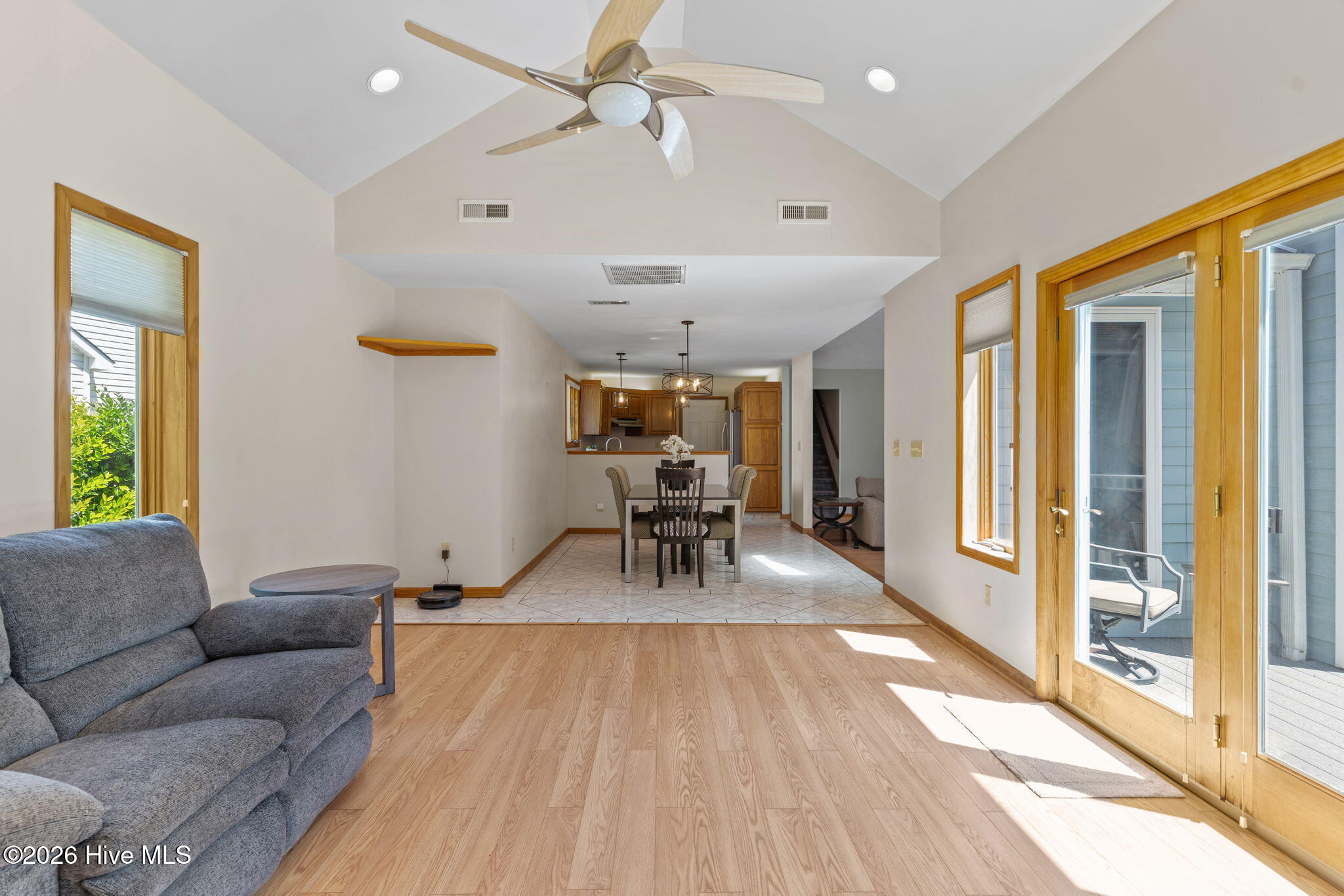 100568995 | Photo 14