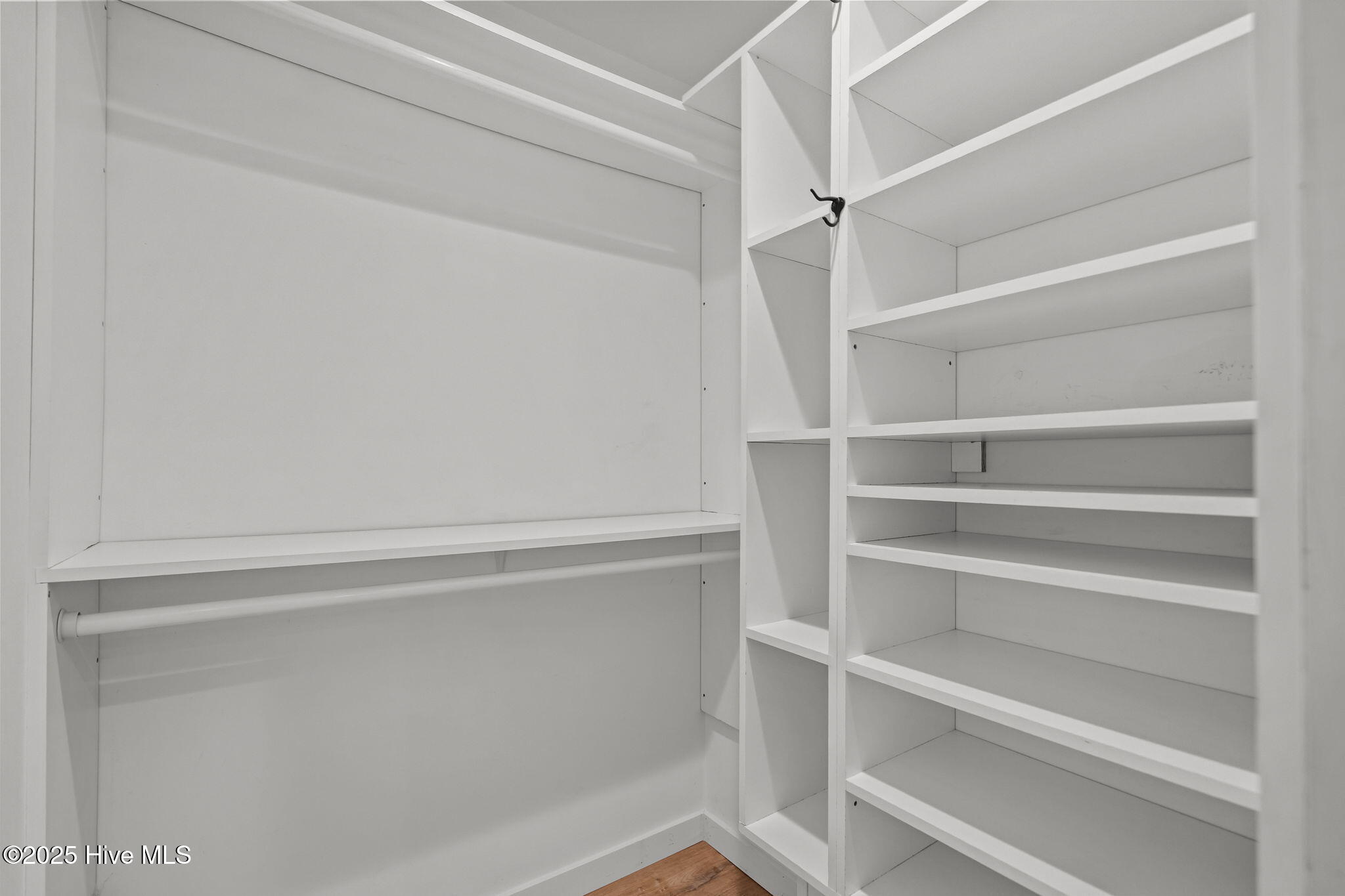 100537521 | Photo 24