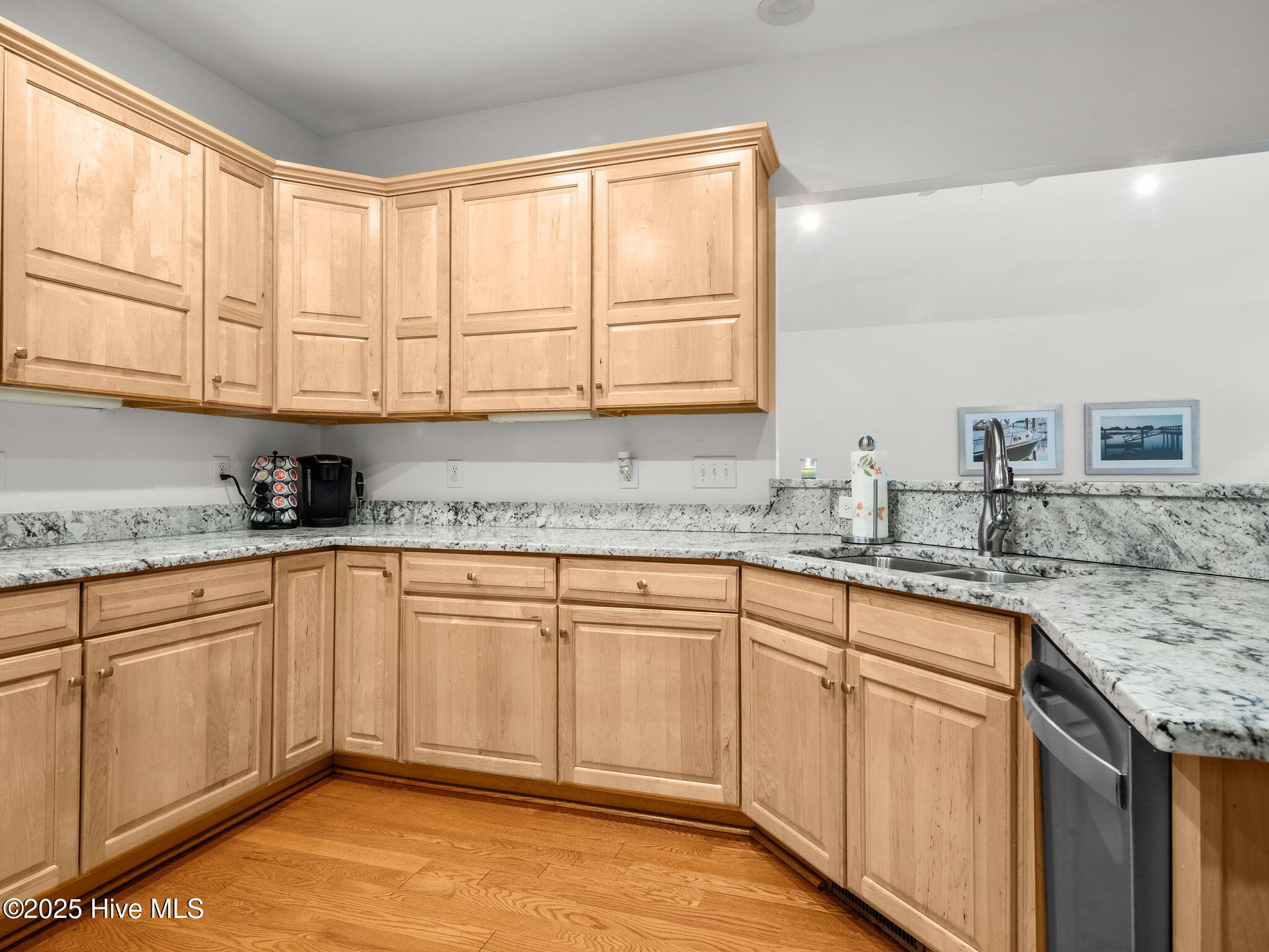 100519195 | Photo 11