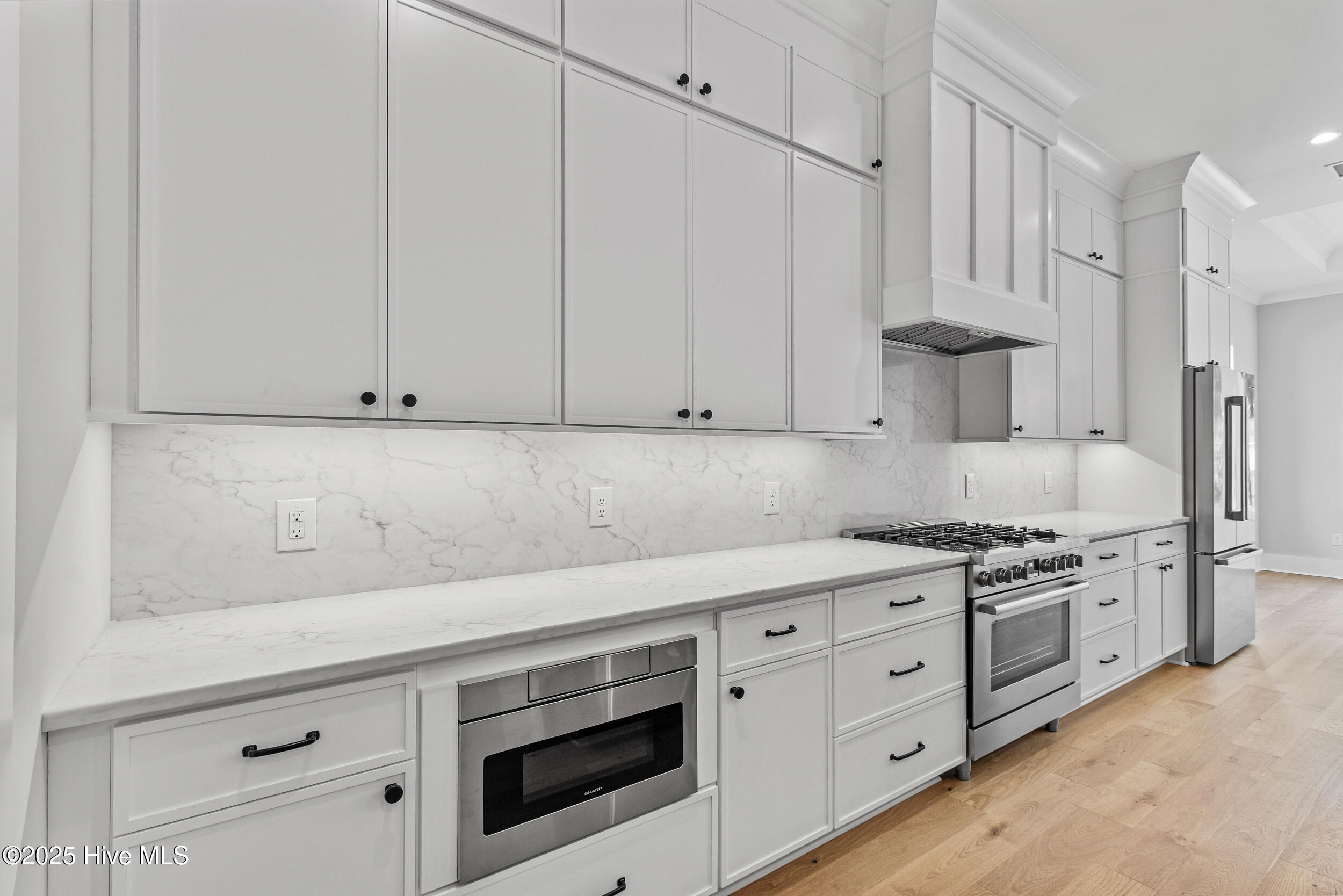 Large kitchen, tons of cabinetry and natural gas appliances