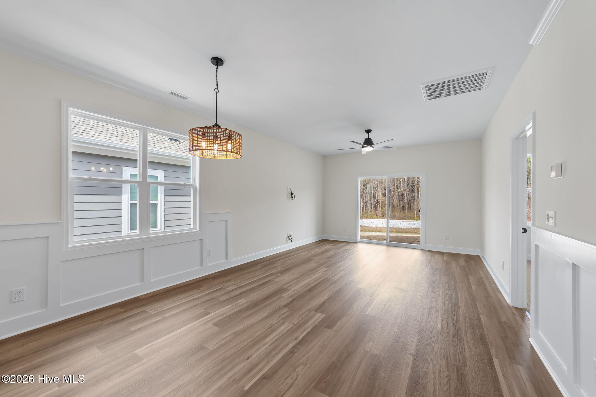 100536001 | Photo 11