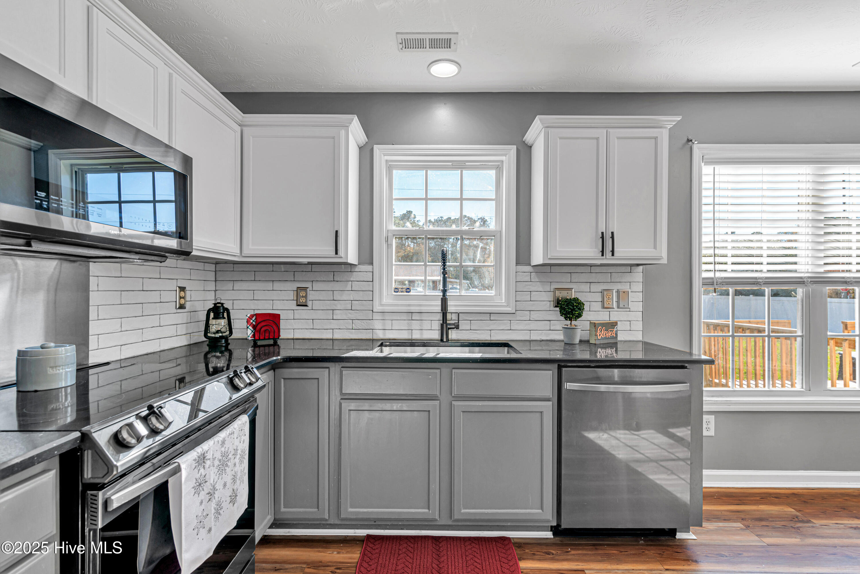 100543275 | Photo 15