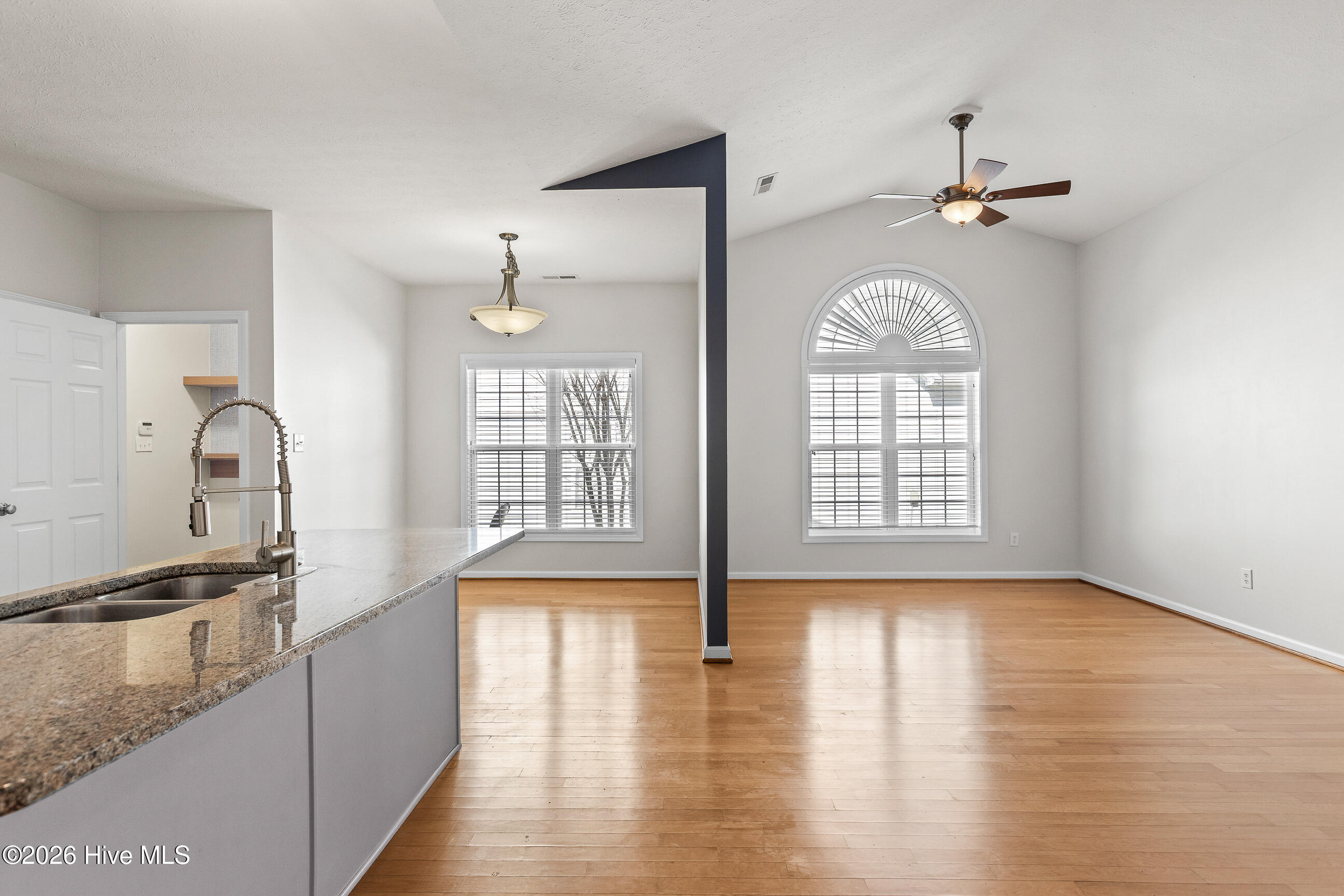 100560391 | Photo 10