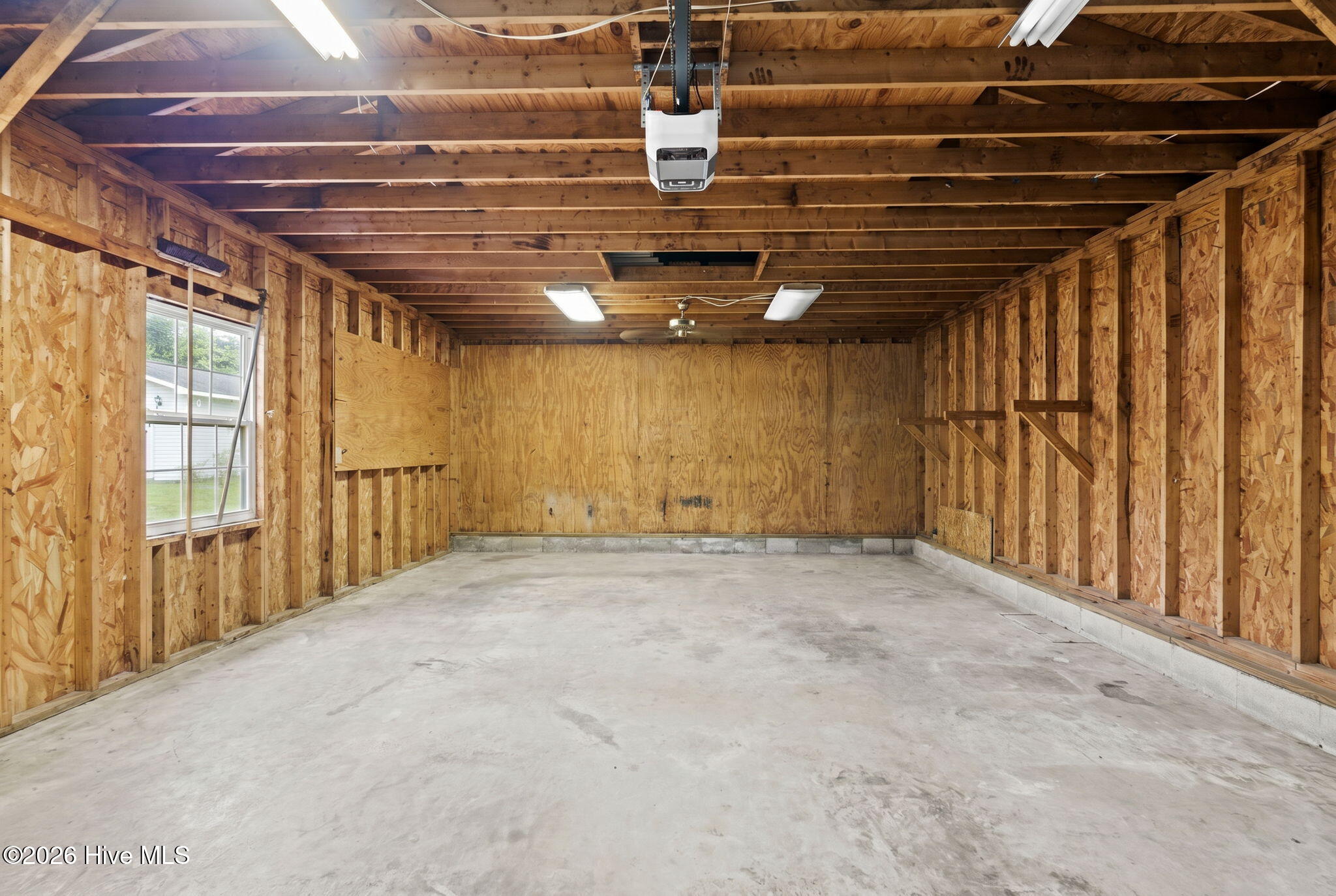 100587194 | Photo 29