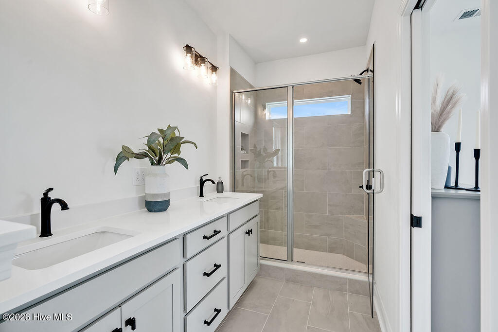 100549861 | Photo 27