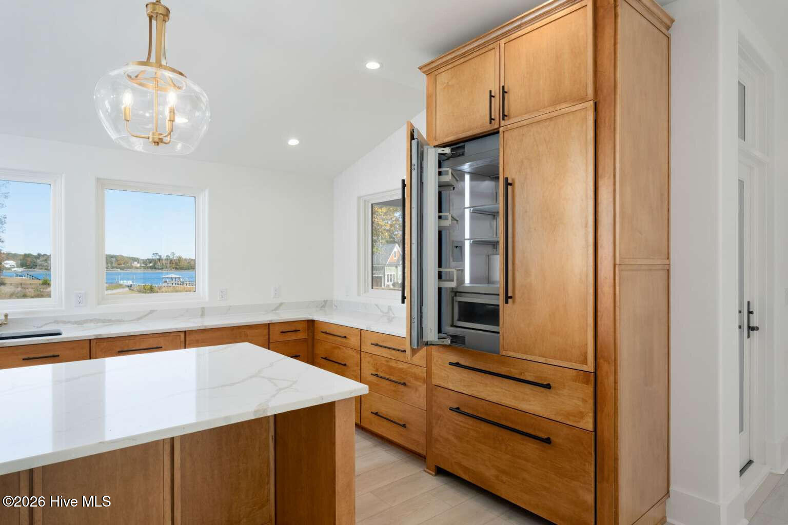 100541892 | Photo 23