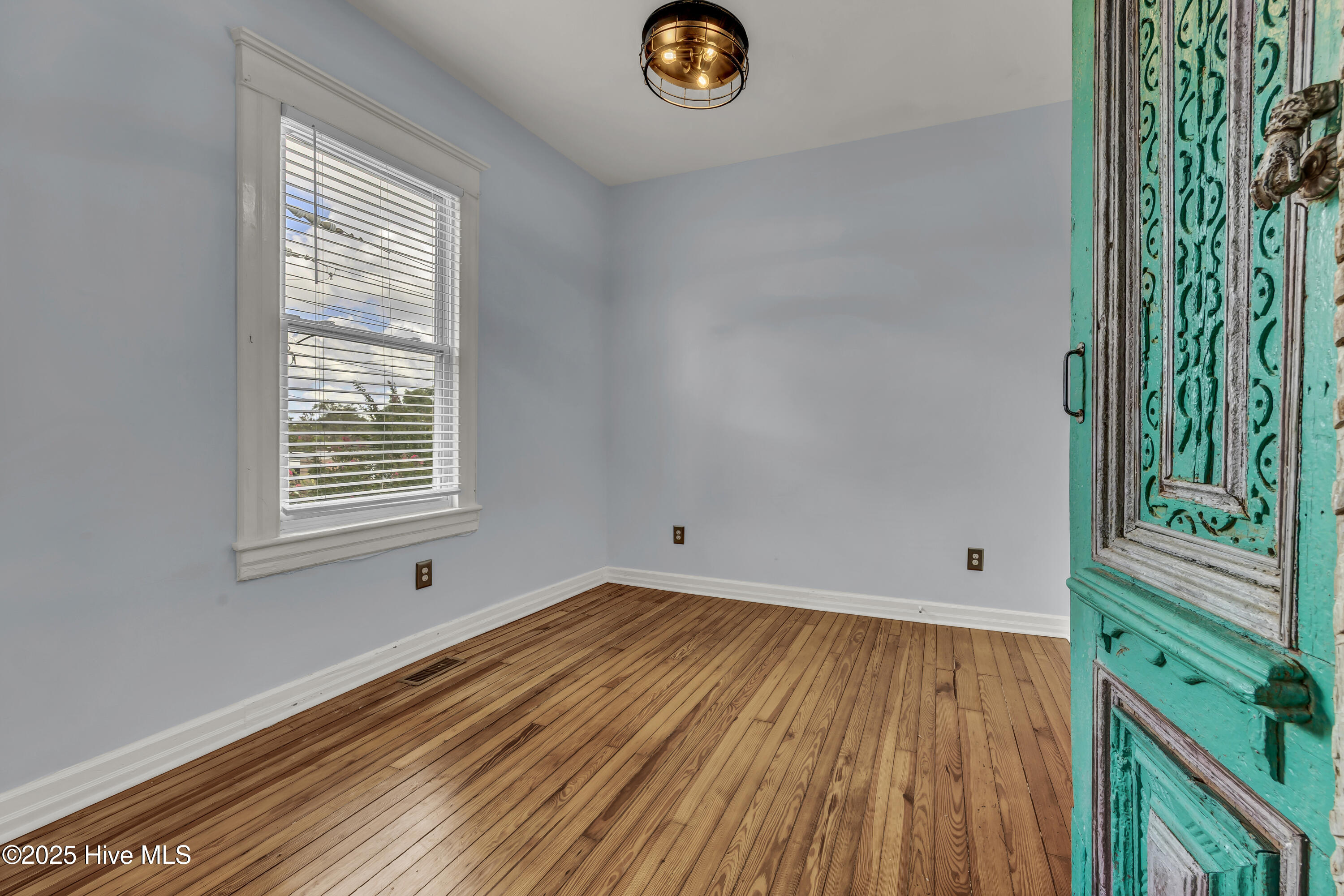 100557757 | Photo 11