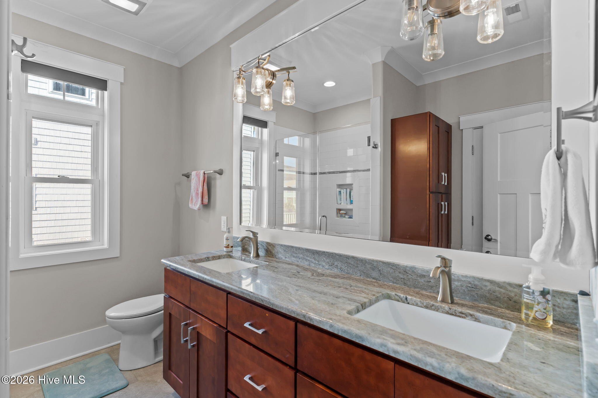 100554272 | Photo 36