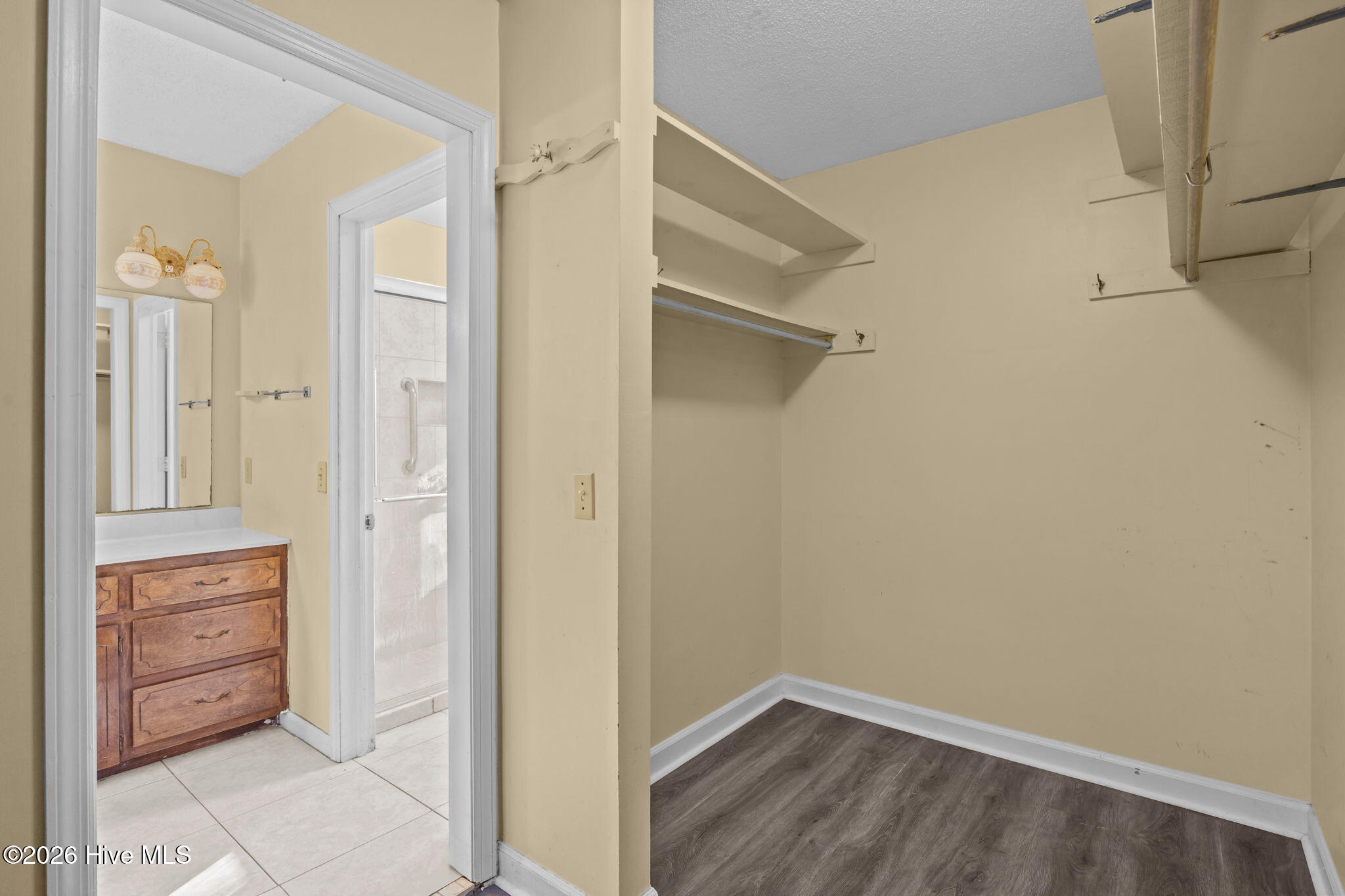 100559935 | Photo 40