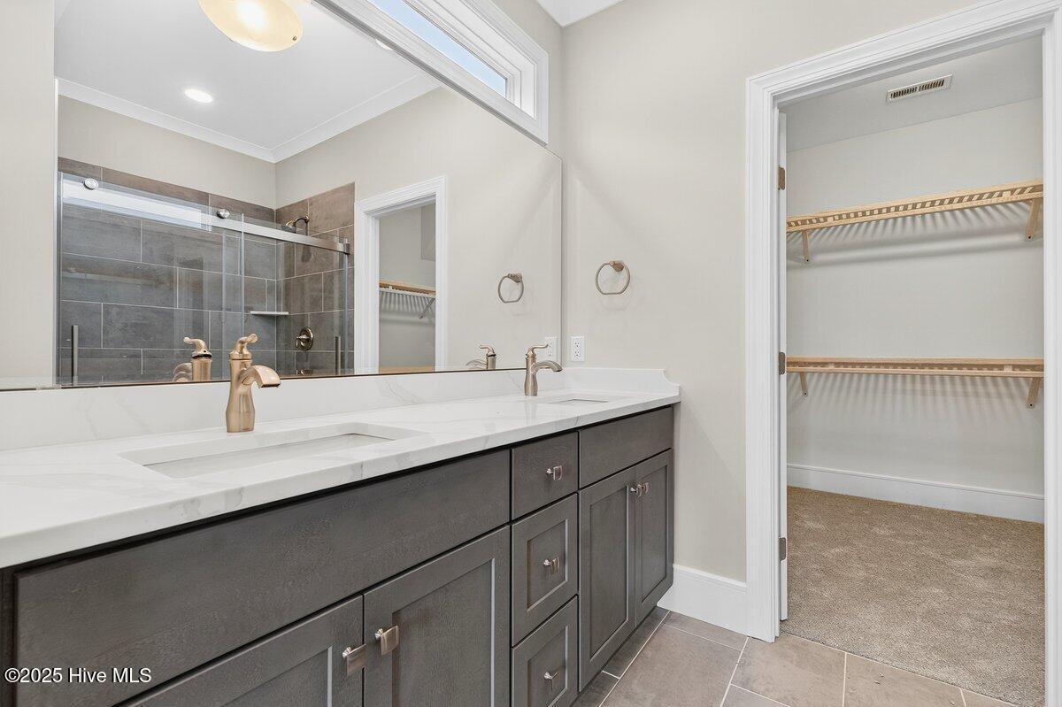 100545863 | Photo 36