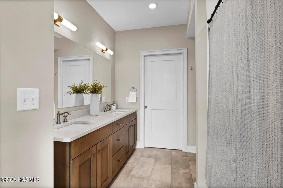 100526322 | Photo 25