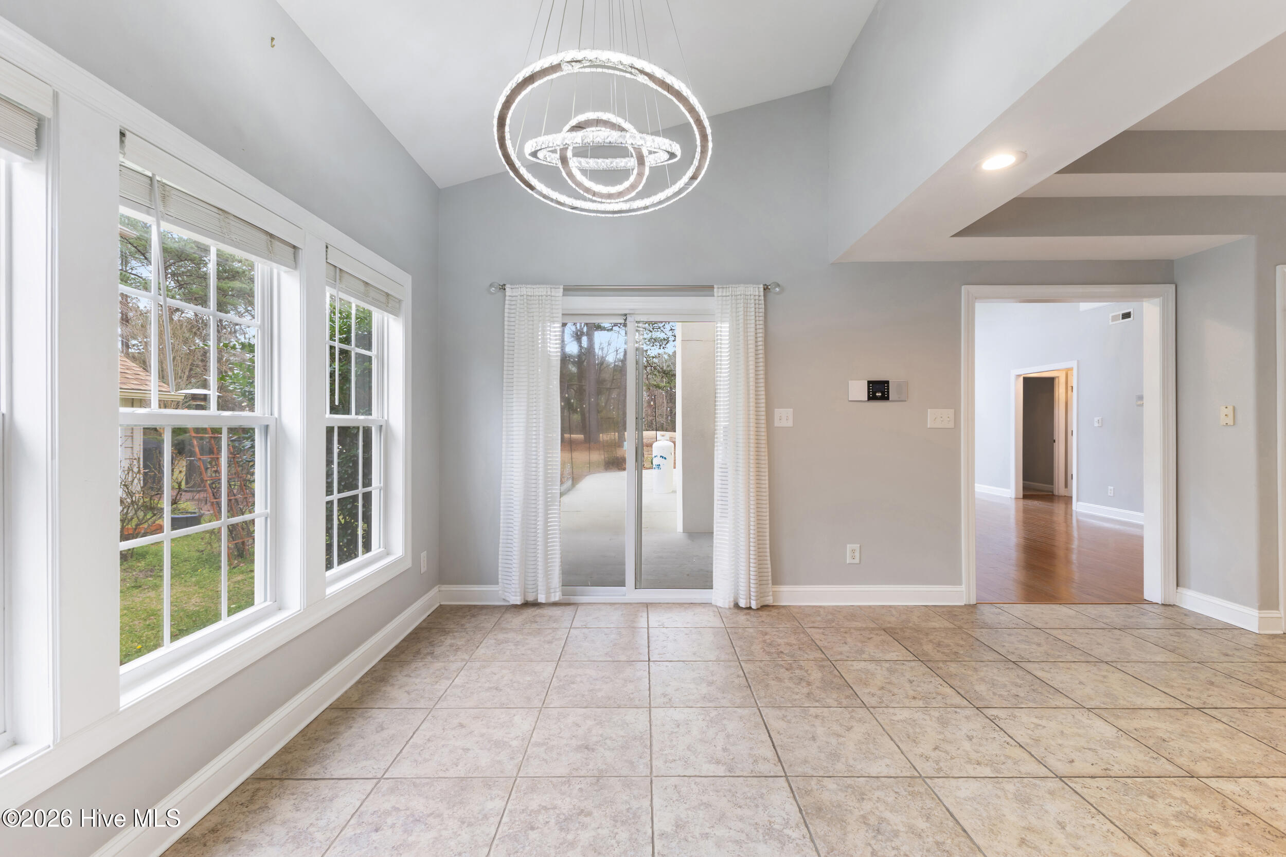 100557722 | Photo 18