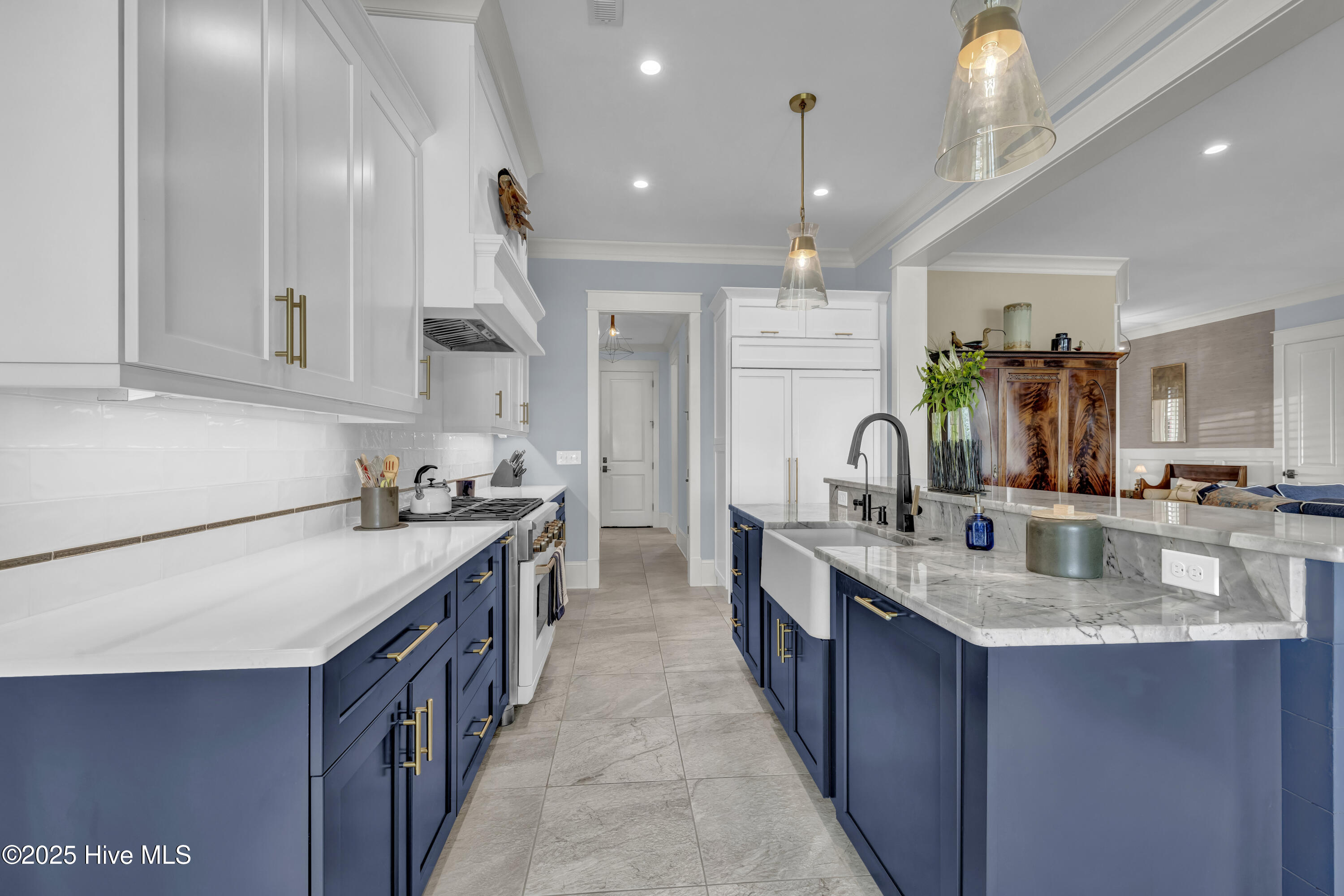 100537011 | Photo 24