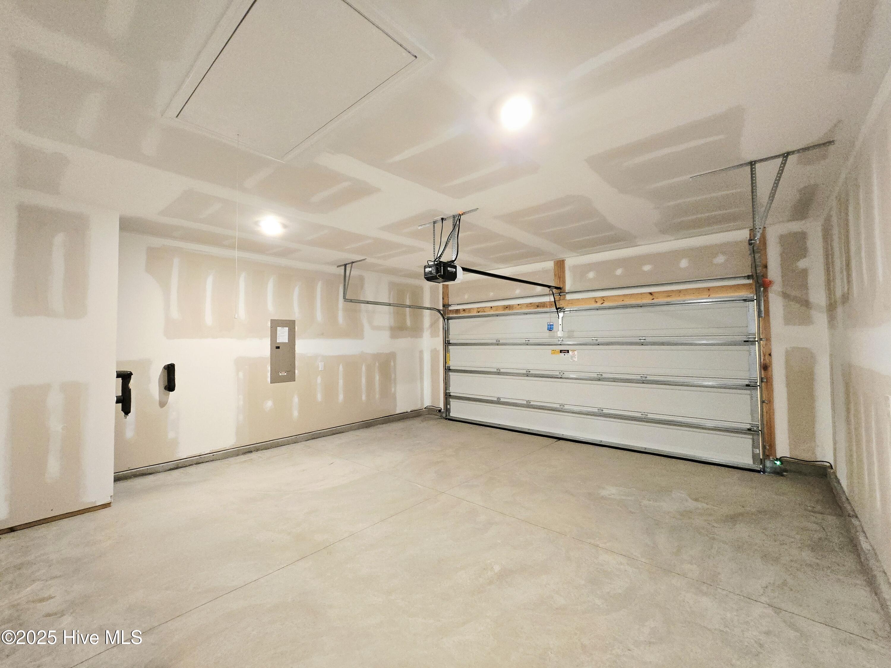 100570379 | Photo 15